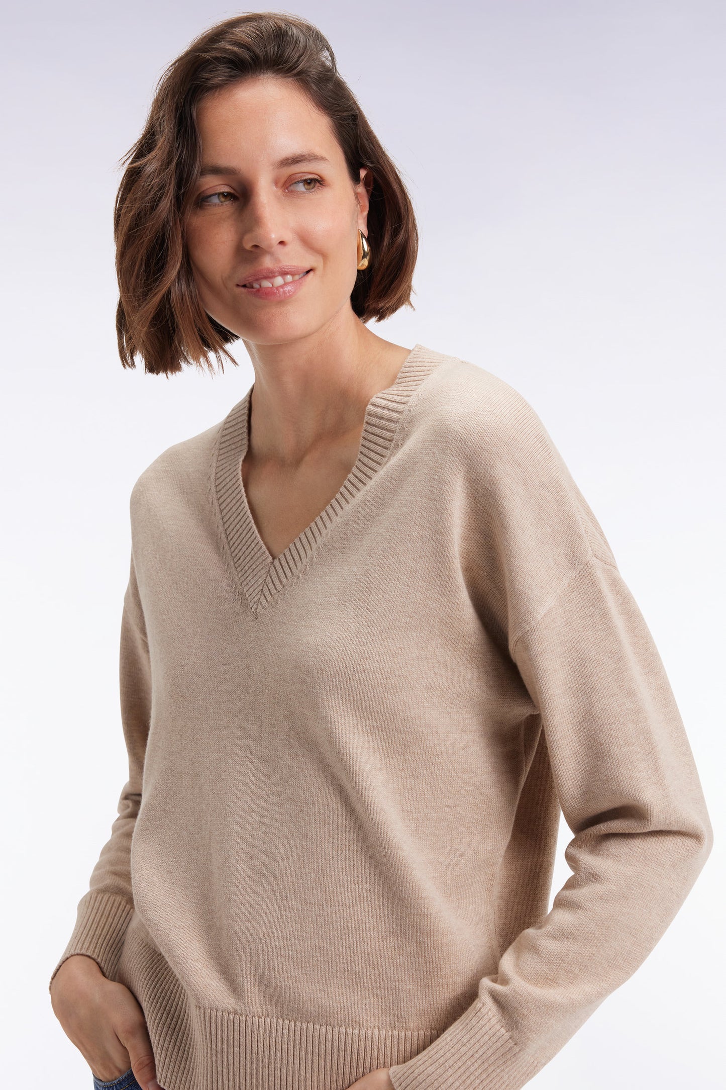 Pull à col V en laine et coton beige coupe Relaxed