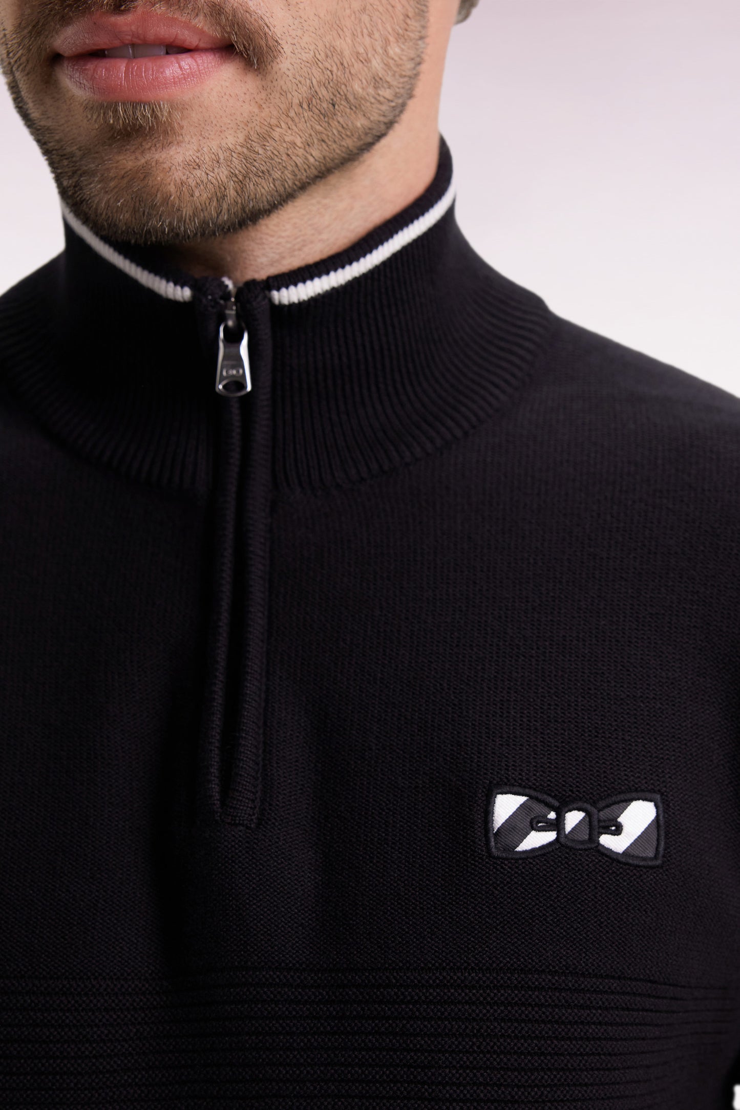 Pull col camionneur en coton noir à nœud papillon