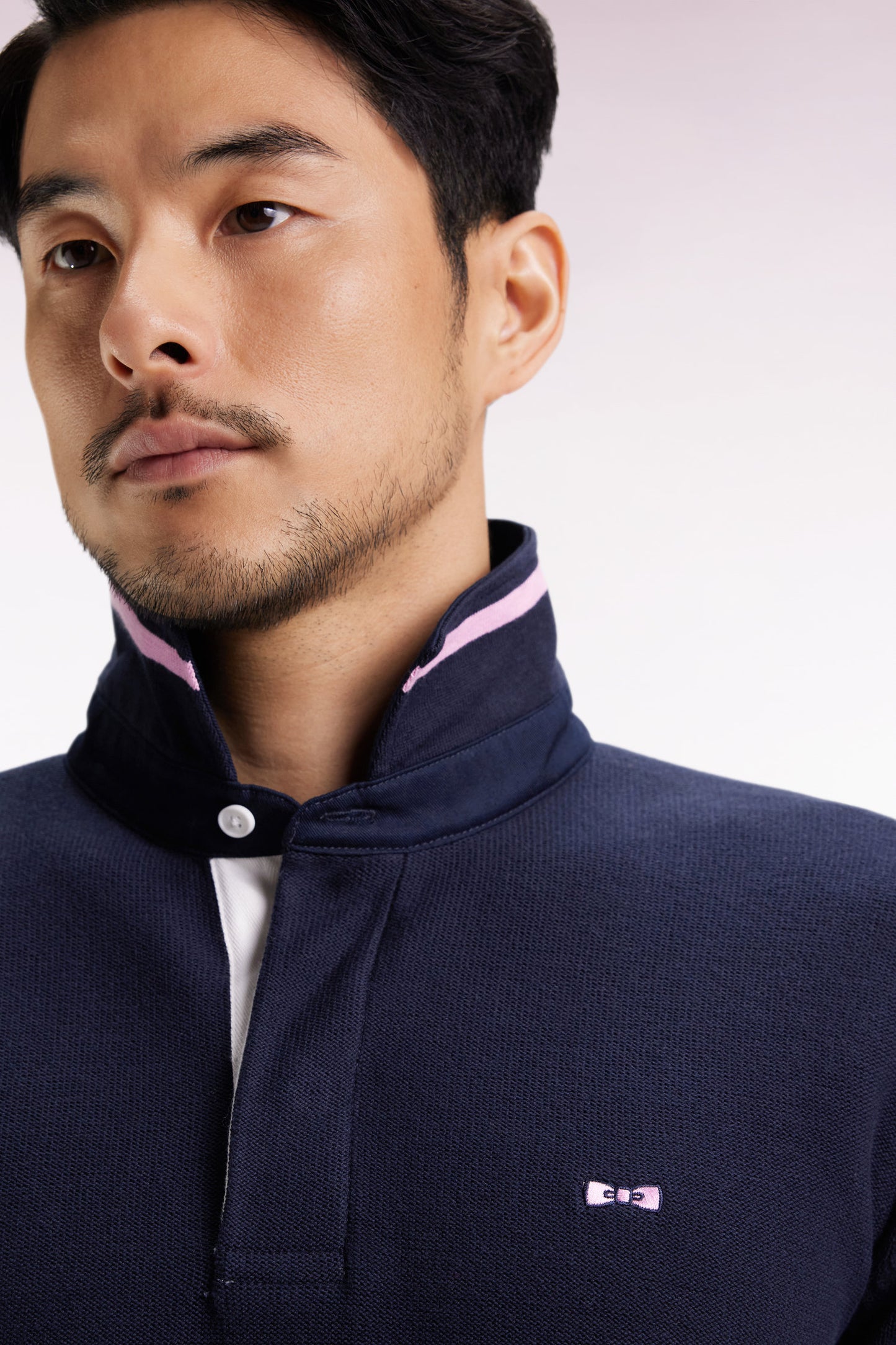 Pull col maillot en coton marine broderie 10