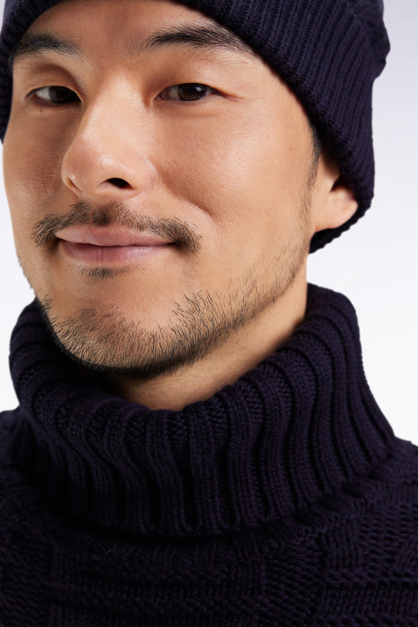 Pull épais à col roulé en laine et coton marine
