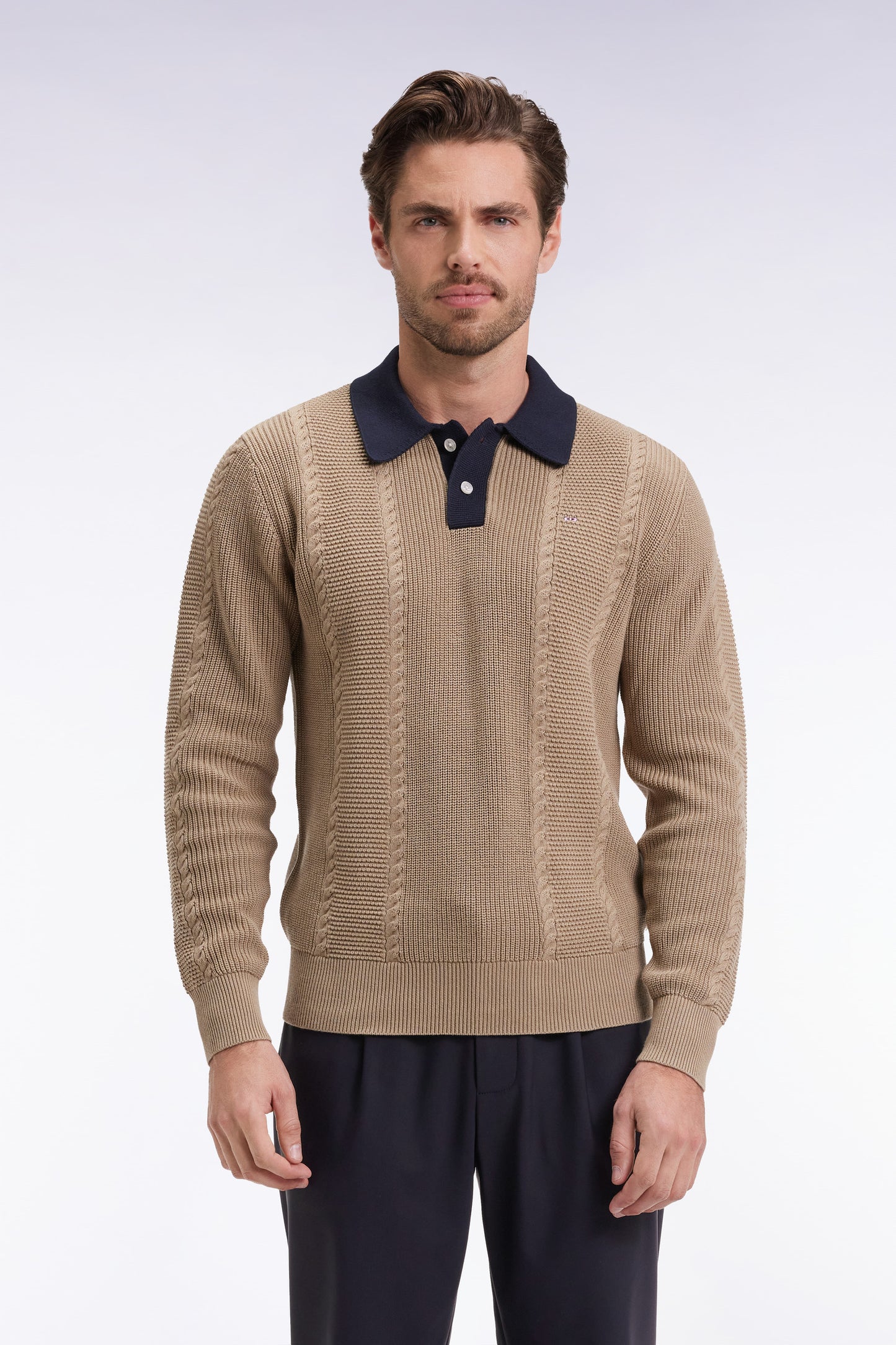 Pull à col polo bleu en coton beige