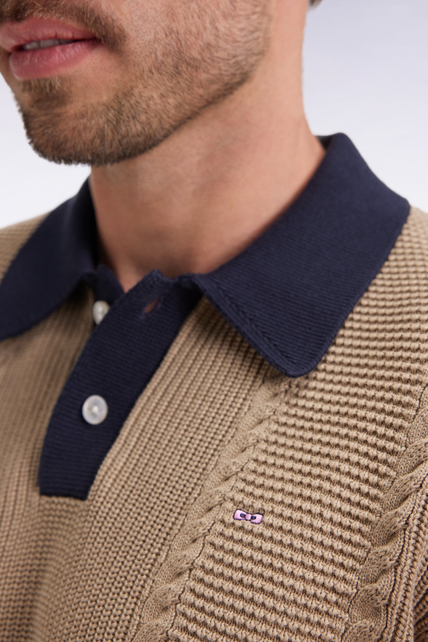 Pull à col polo bleu en coton beige