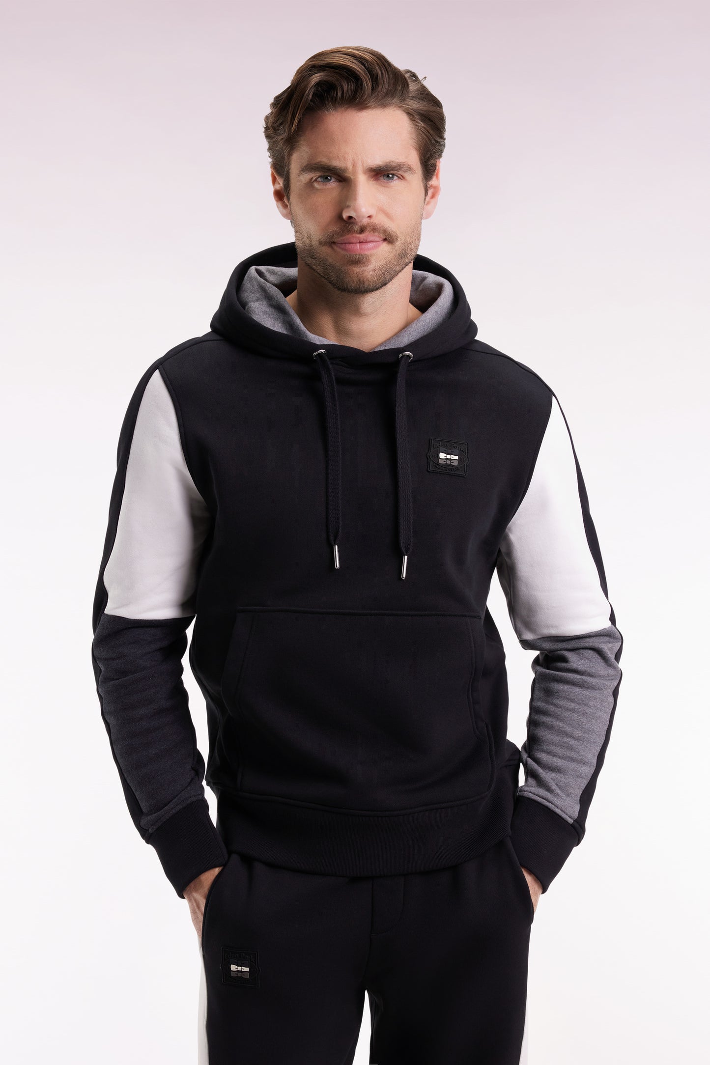 Sweatshirt à capuche noir découpes manches contrastées