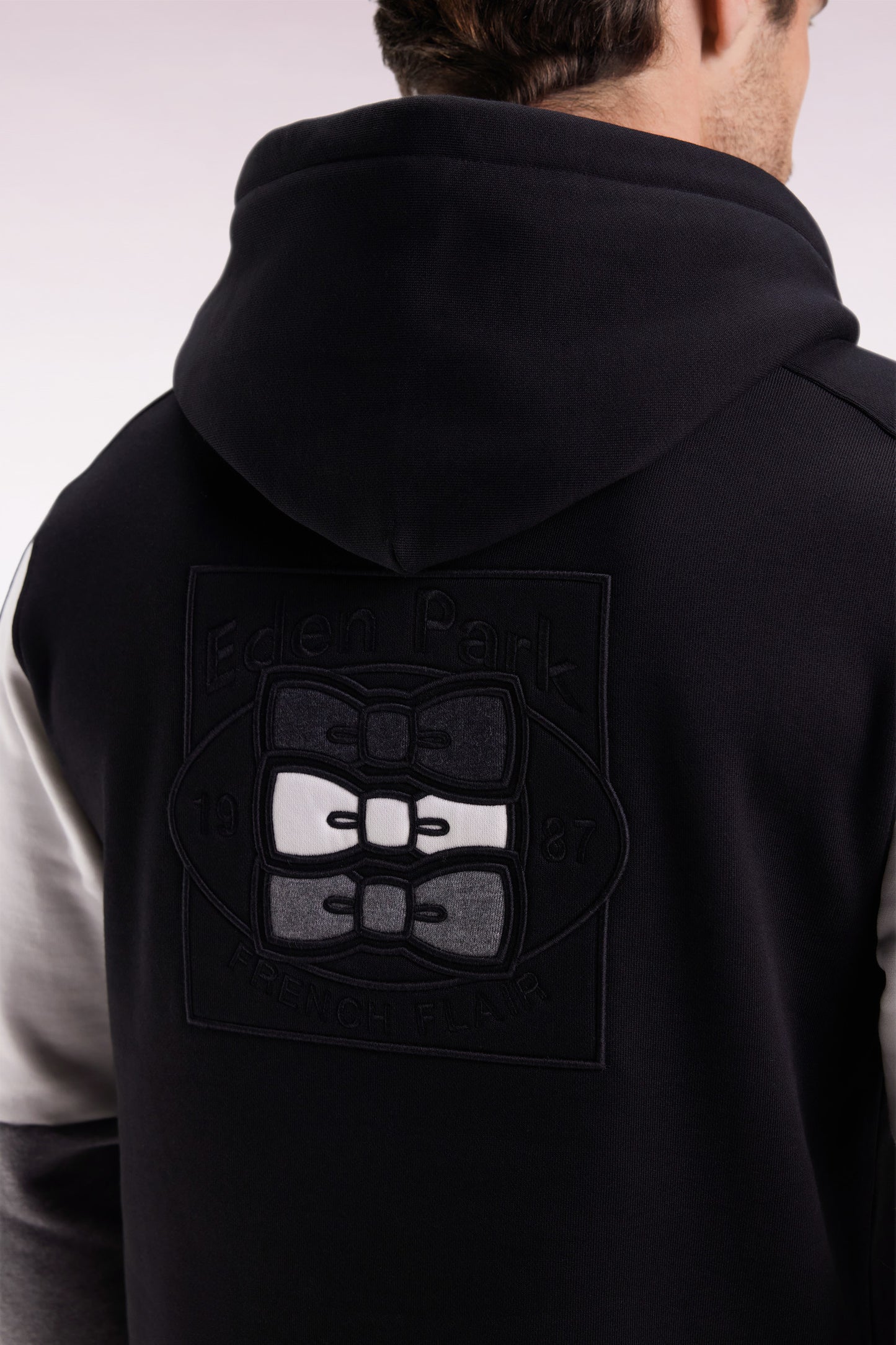 Sweatshirt à capuche noir découpes manches contrastées