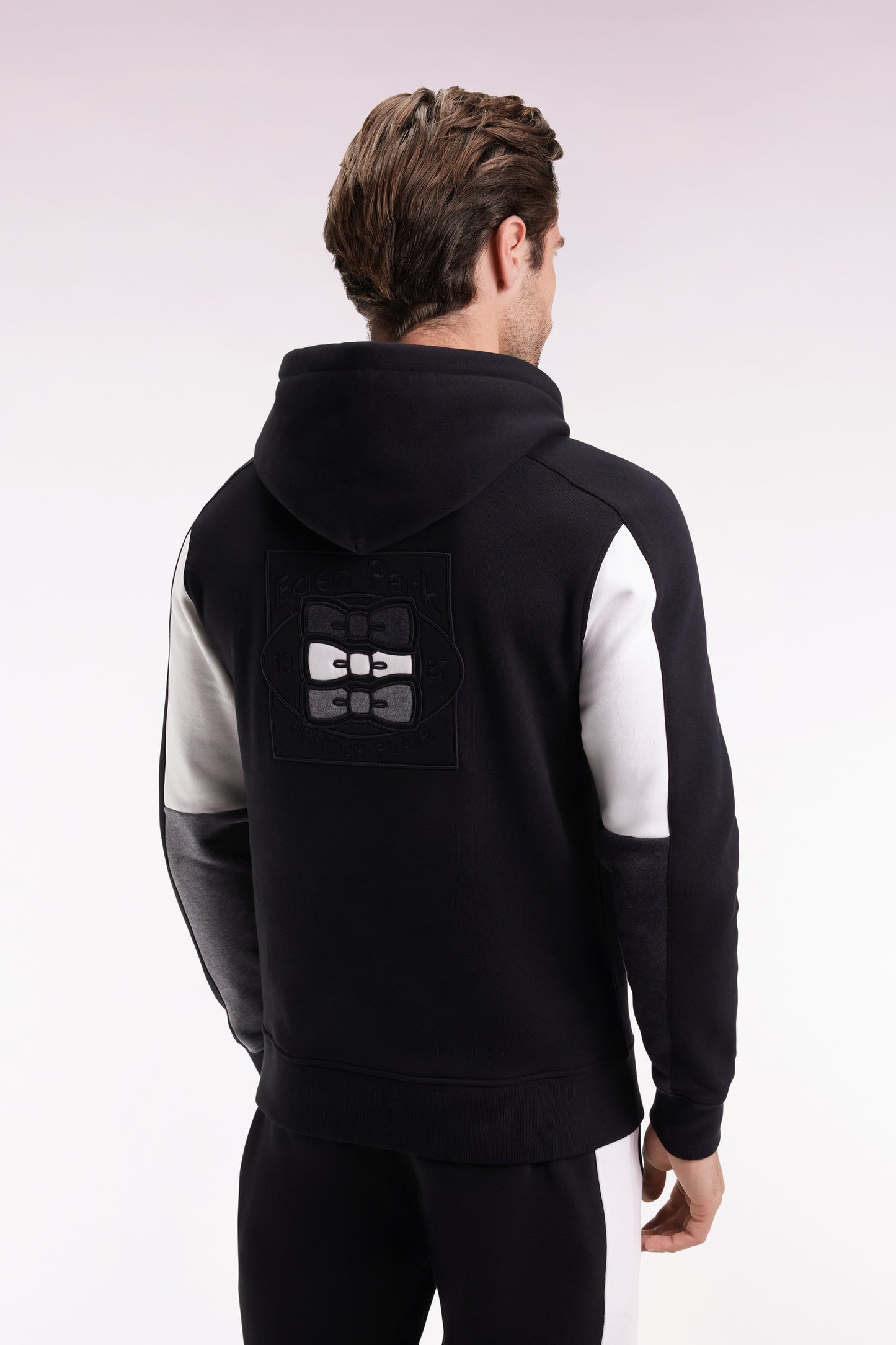 Sweatshirt à capuche noir découpes manches contrastées