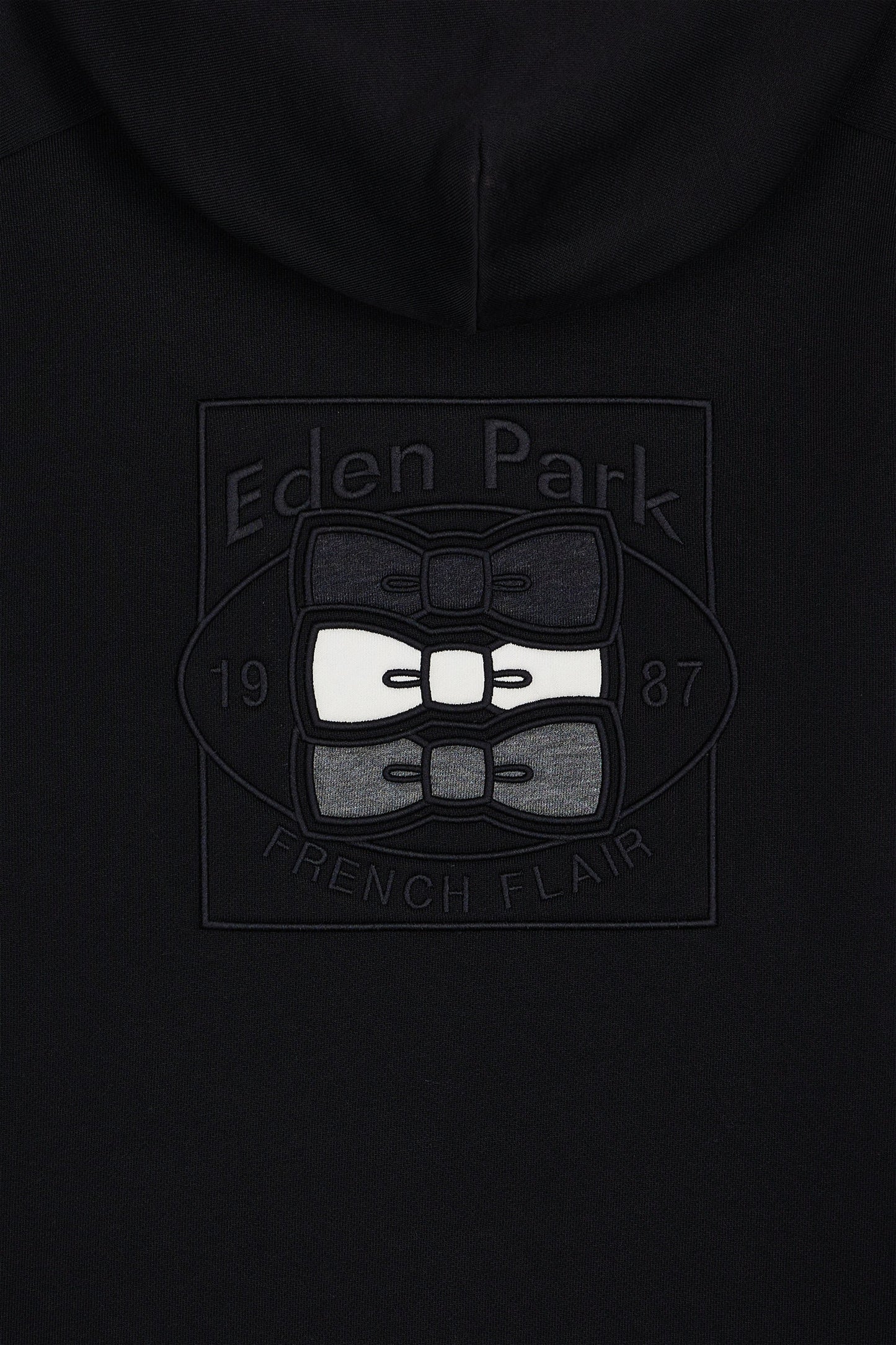Sweatshirt à capuche noir découpes manches contrastées