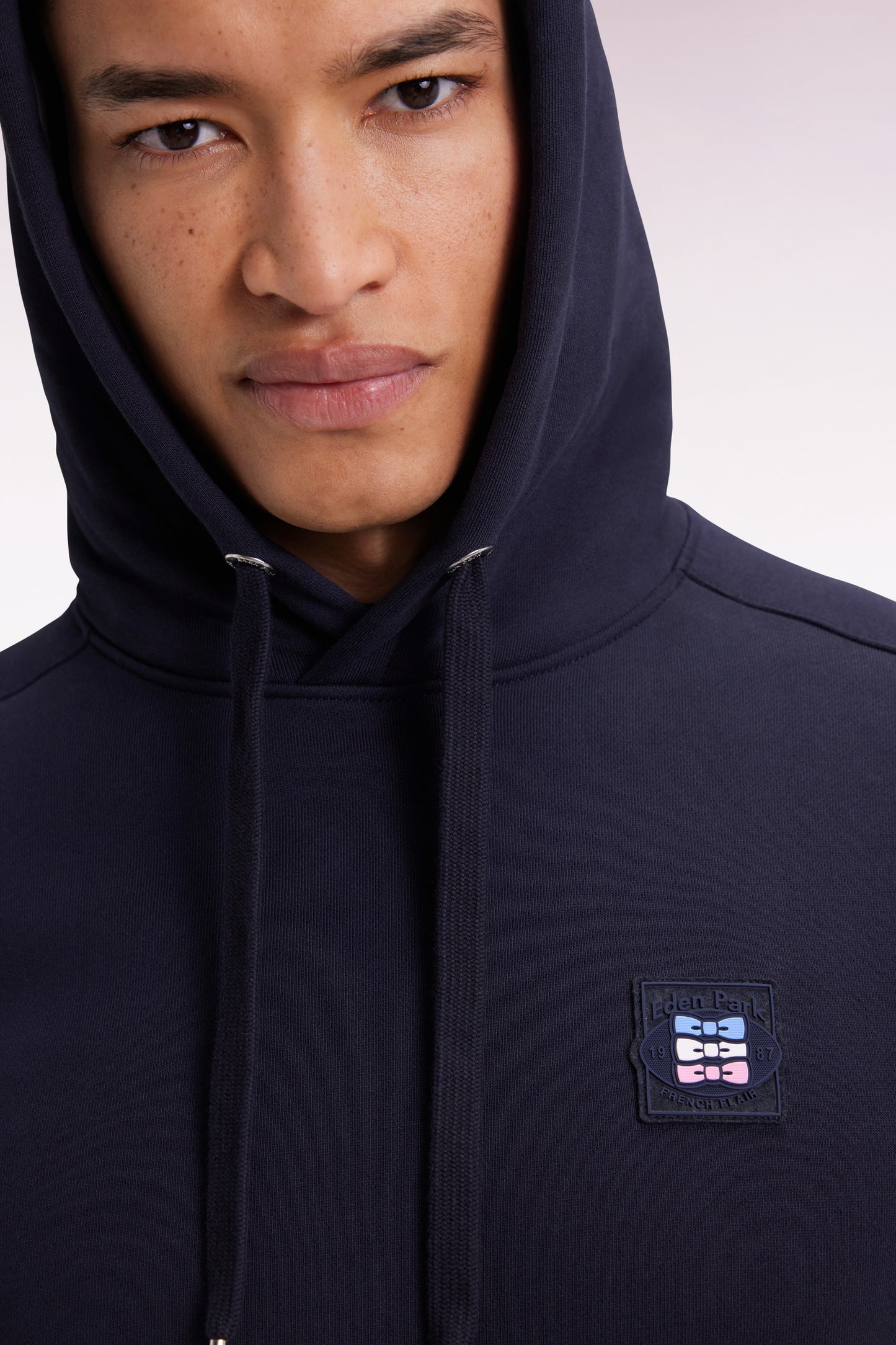 Sweatshirt à capuche marine découpes manches contrastées