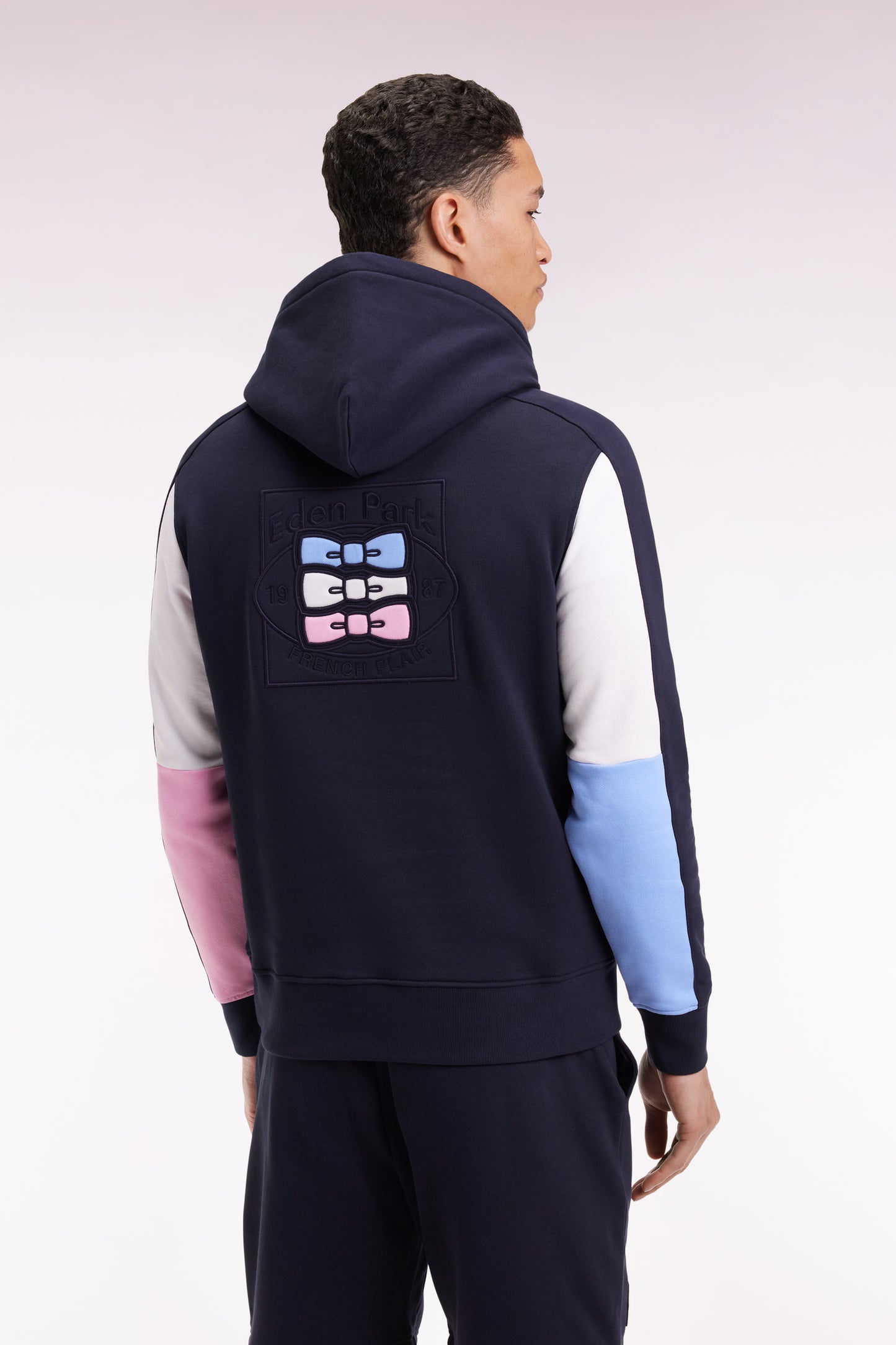 Sweatshirt à capuche marine découpes manches contrastées