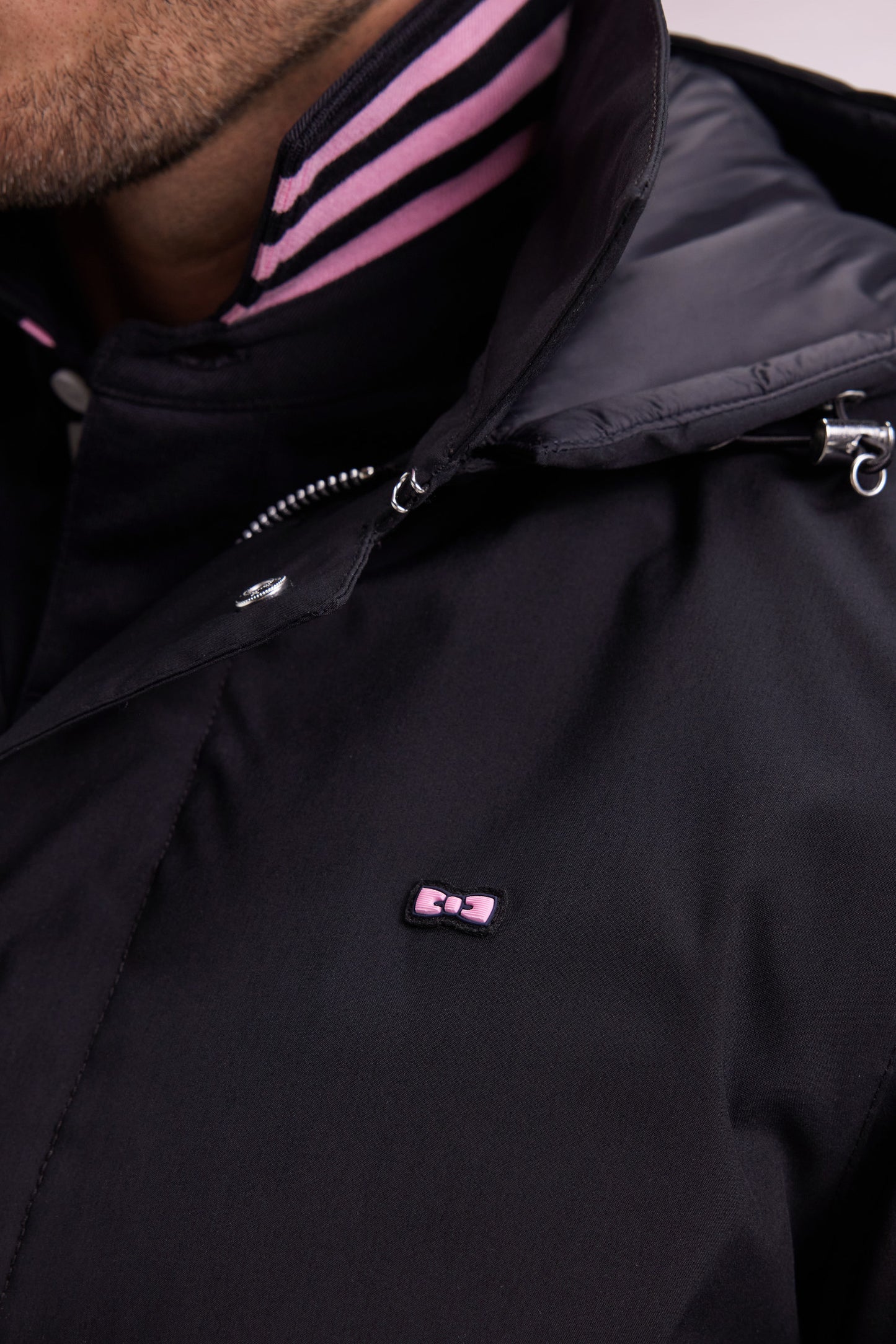 Imperméable long en nylon noir à capuche amovible