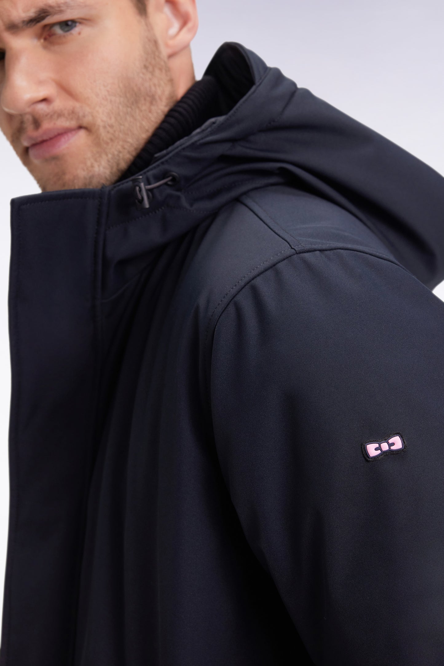 Parka longue en nylon noir à capuche intégrée