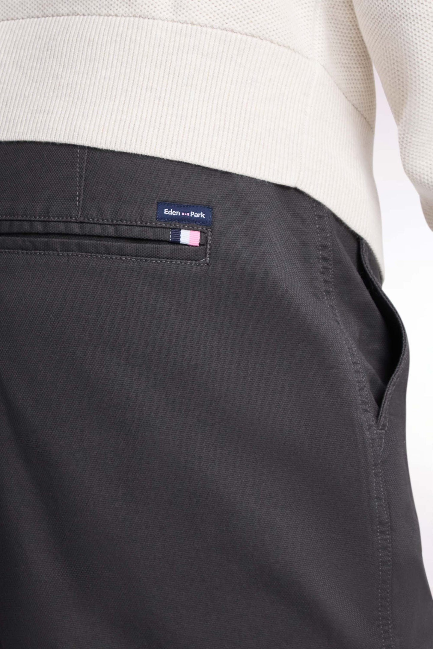 Pantalon chino sans plis en piqué de coton stretch kaki coupe regular
