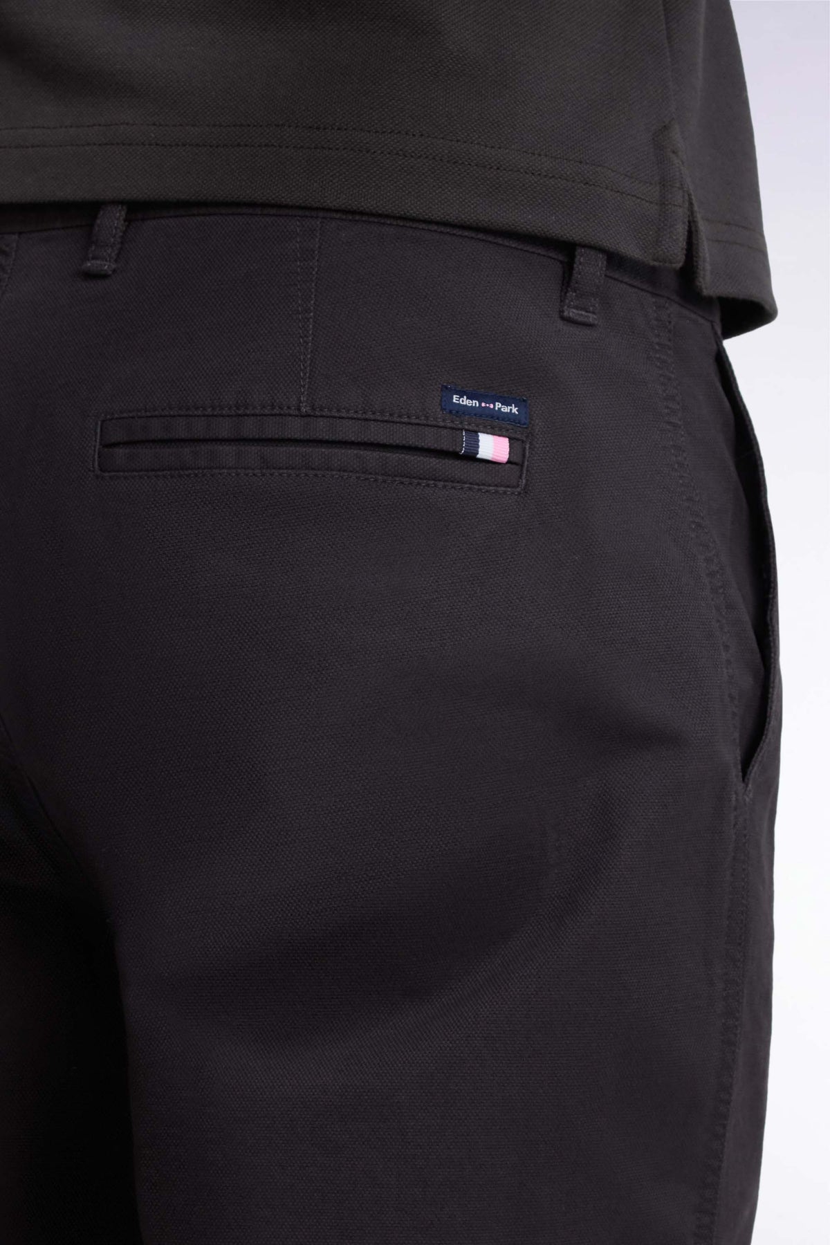 Pantalon chino sans plis en piqué de coton stretch marron coupe regular