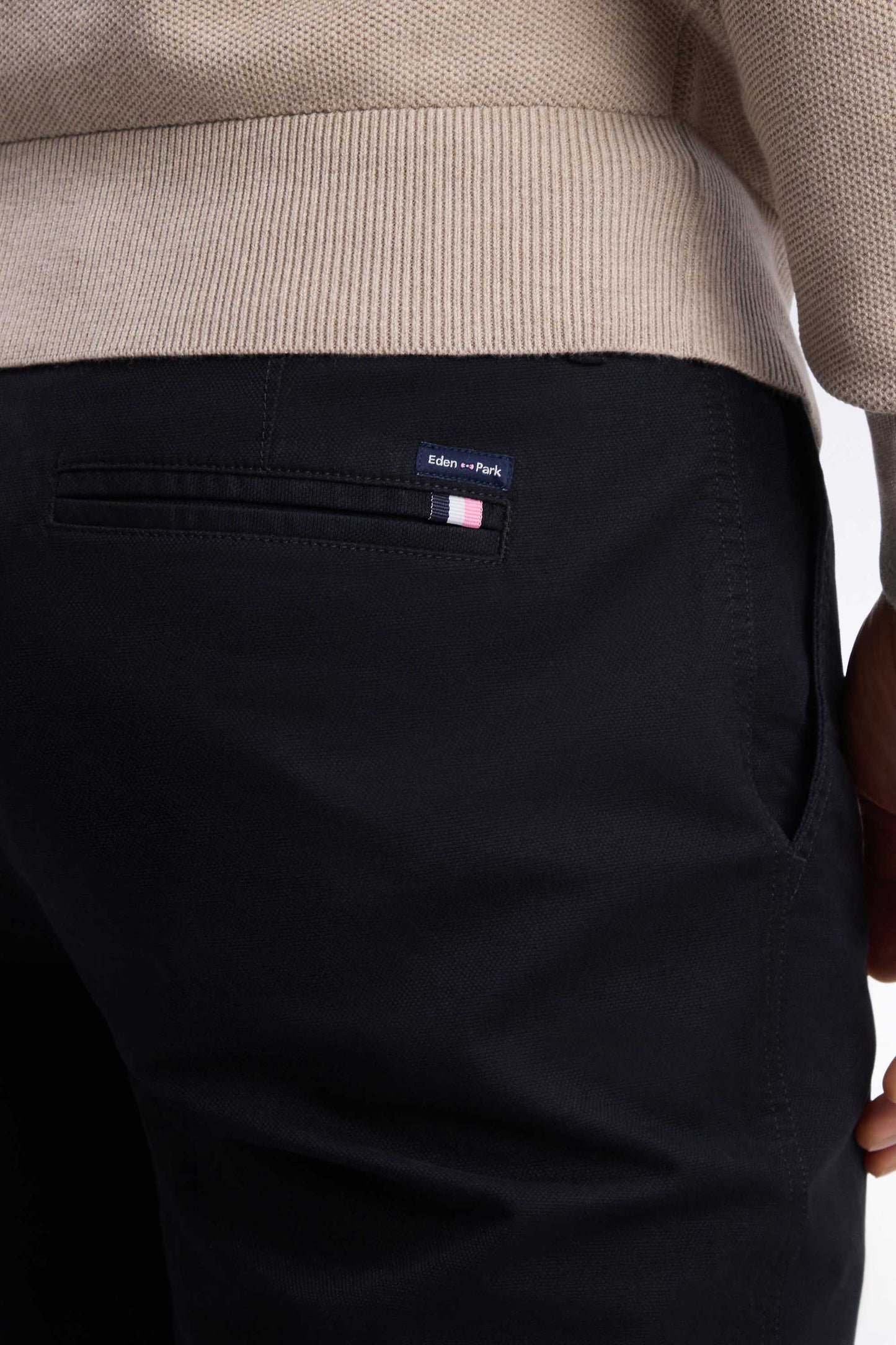 Pantalon chino sans plis en piqué de coton stretch noir coupe regular