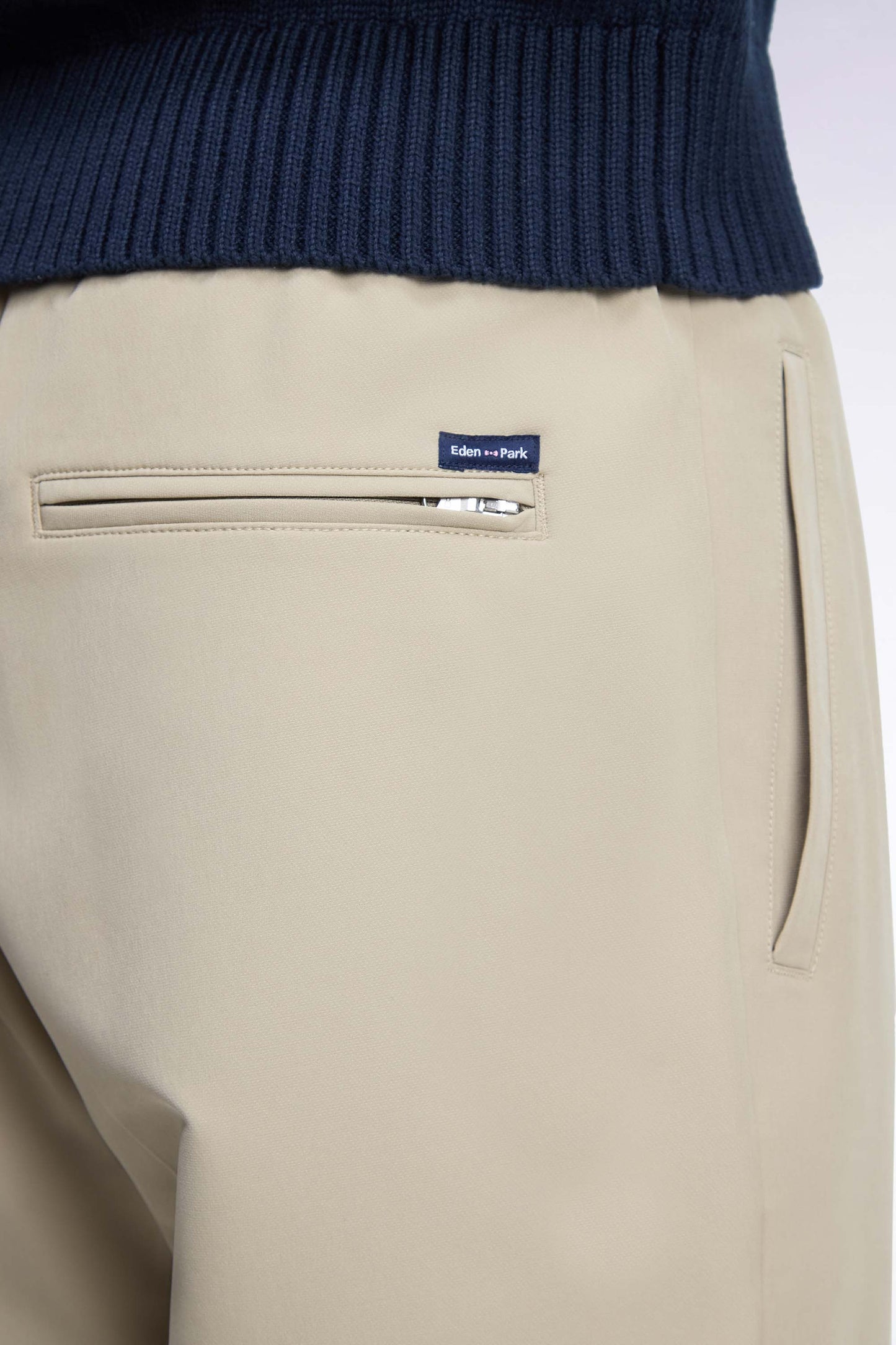 Pantalon à taille élastiquée en nylon stretch technique beige coupe Modern