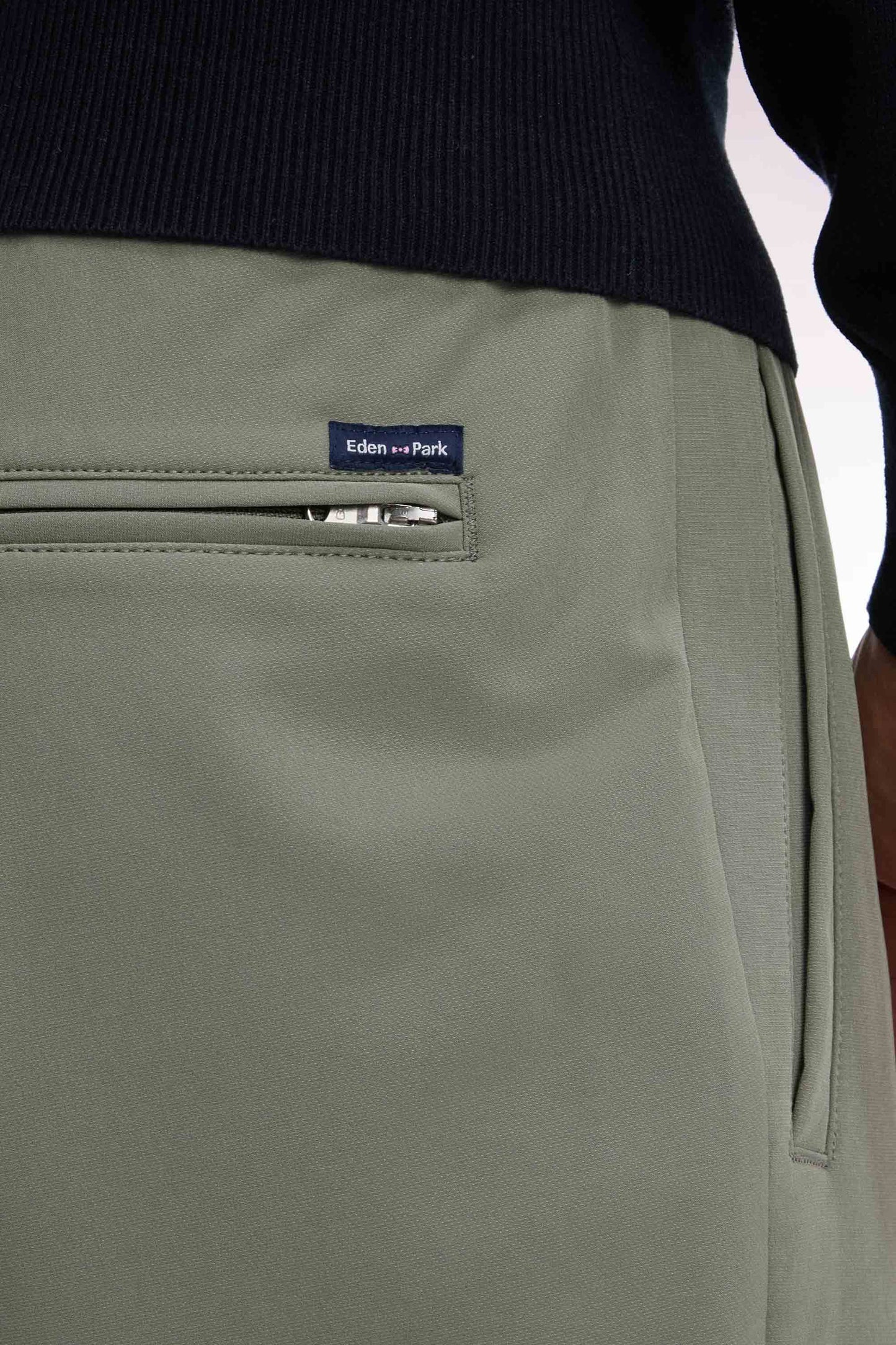 Pantalon à taille élastiquée en nylon stretch technique vert olive coupe Modern