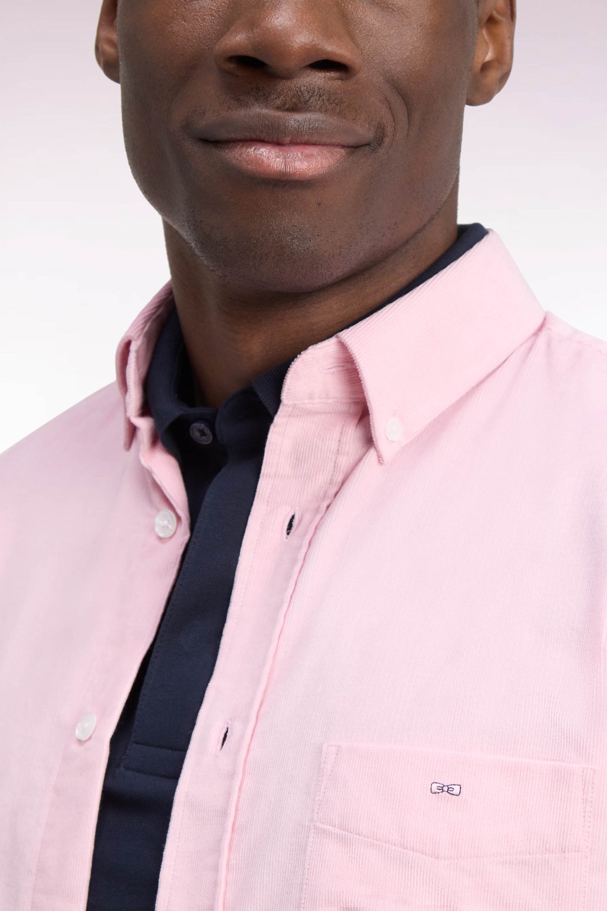Chemise en coton côtelé rose coupe droite