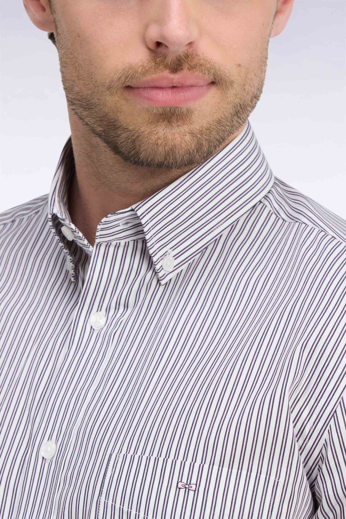 Chemise en coton à rayures marine et rose coupe droite