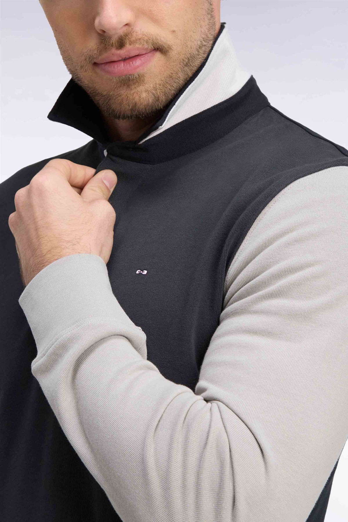 Maillot manches longues en jersey de coton gris foncé tricolore brodé coupe droite