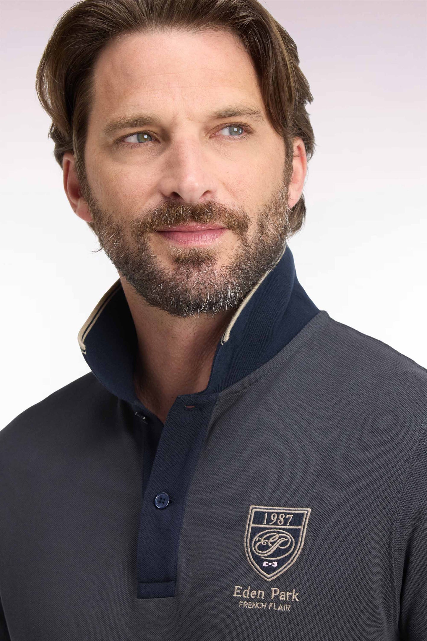 Polo manches courtes en coton gris foncé à écusson coupe droite