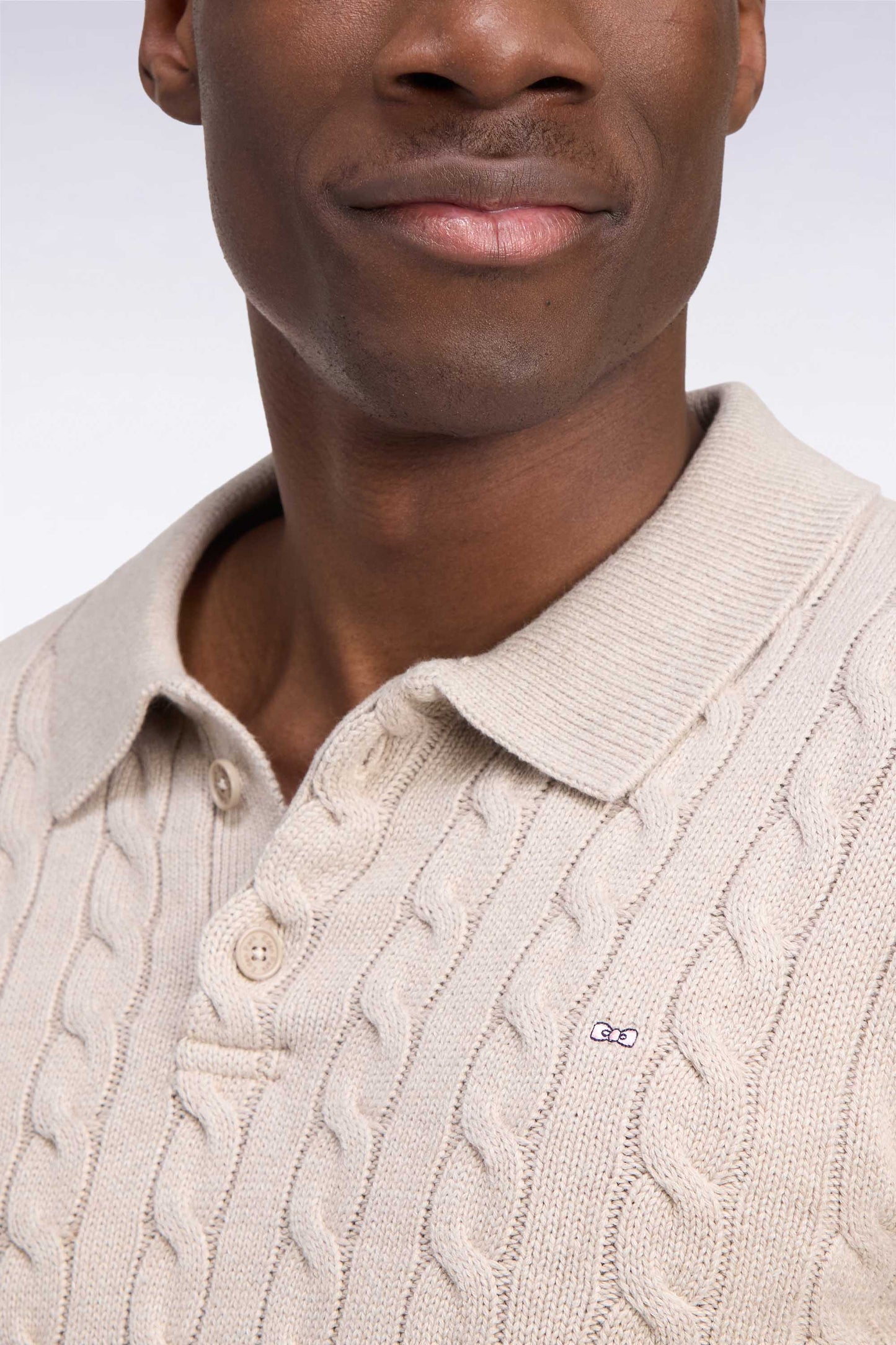 Pull à torsades et col maillot en coton beige coupe droite