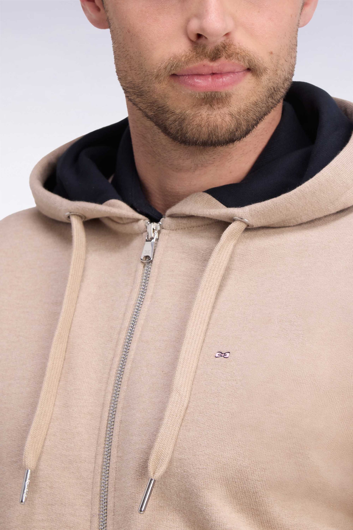 Sweatshirt à capuche zippé en molleton coton beige coupe droite