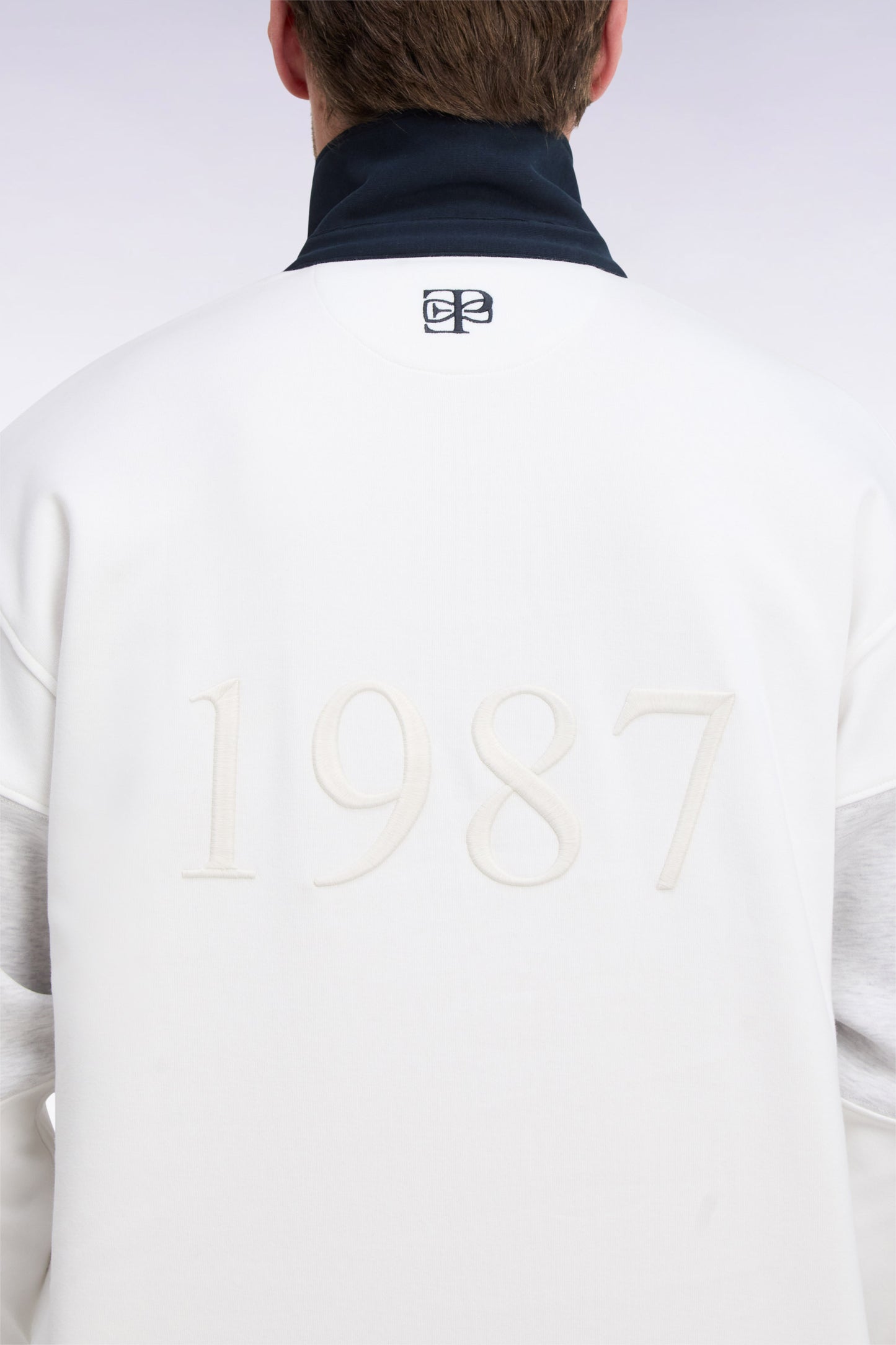 Sweatshirt unisexe à col maillot en interlock écru broderies héritage coupe loose