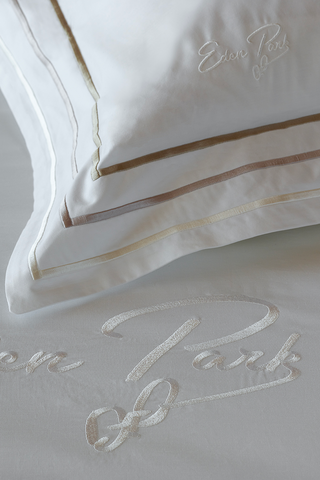 2 white and gold square pillowcases - Avec toi et les bleus