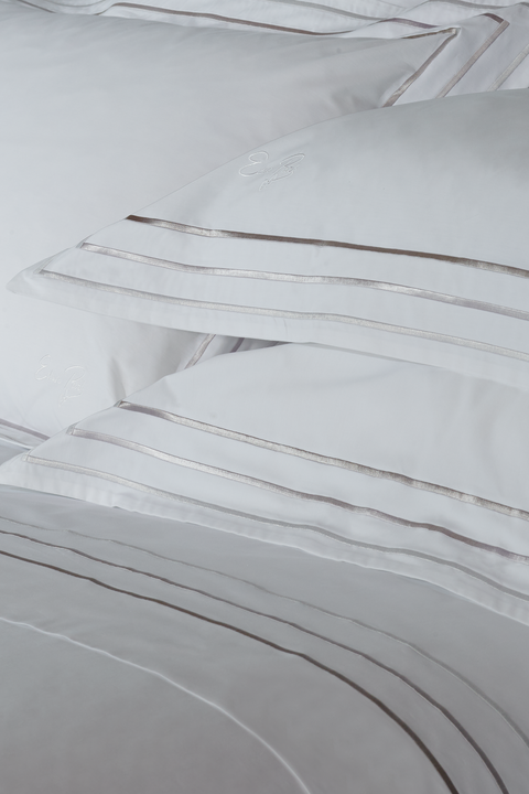 2 white and silver square pillowcases - Avec toi et les bleus - Image 1