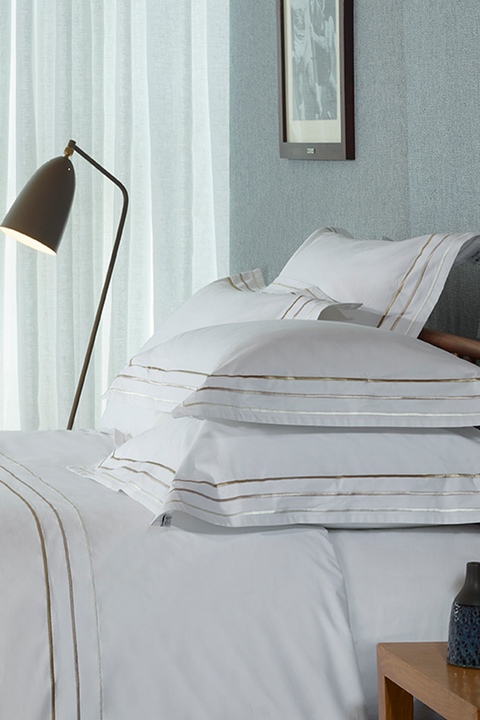 2 rectangular white and gold pillowcases - Avec toi et les bleus - Image 1