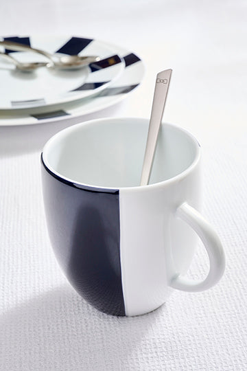 Set de deux mugs en porcelaine de Limoges blanche intérieur émaillé bleu - Image 1