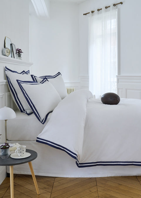Housse de couette en percale de coton blanche à bordure marine - Image 1