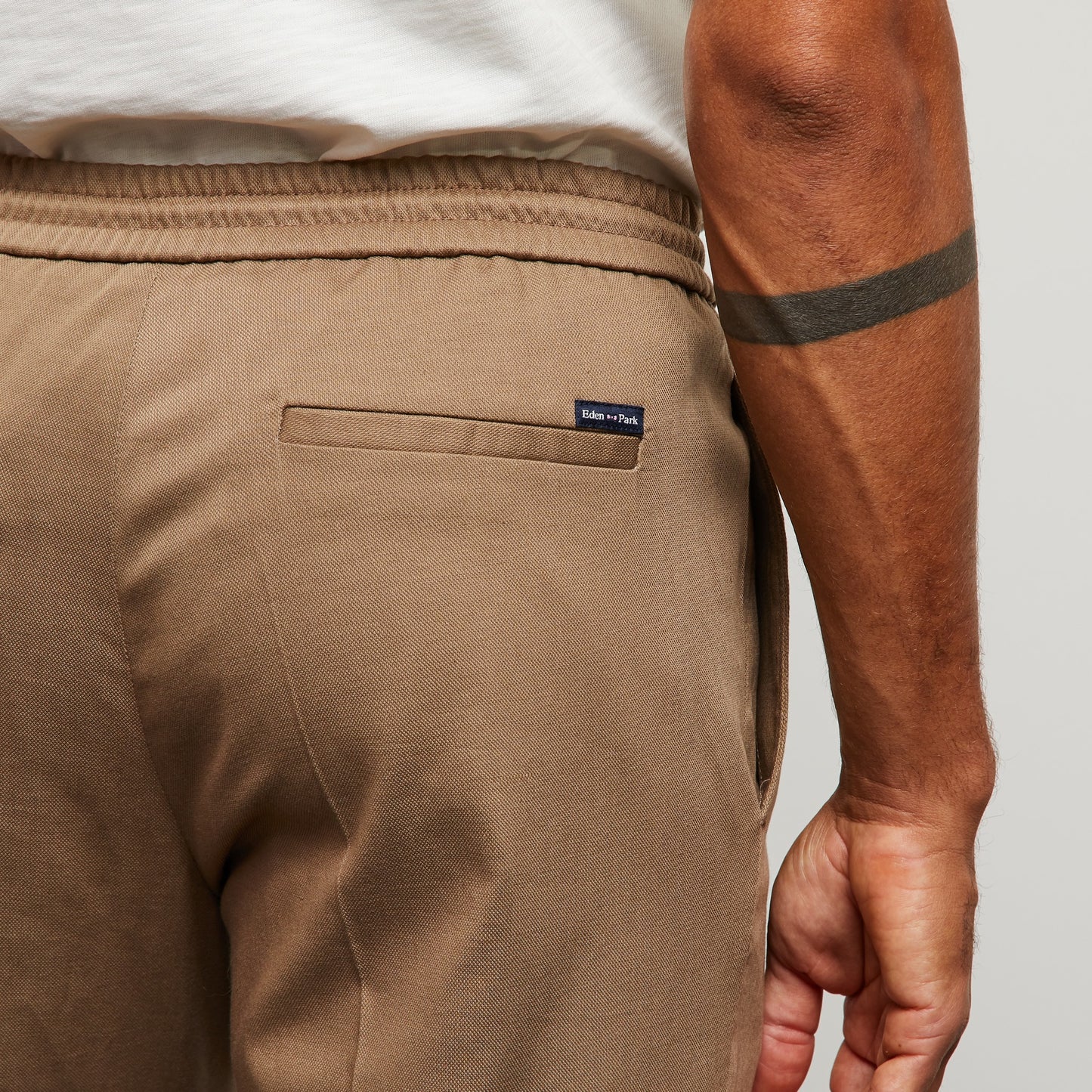 Pantalon beige à plis cassés