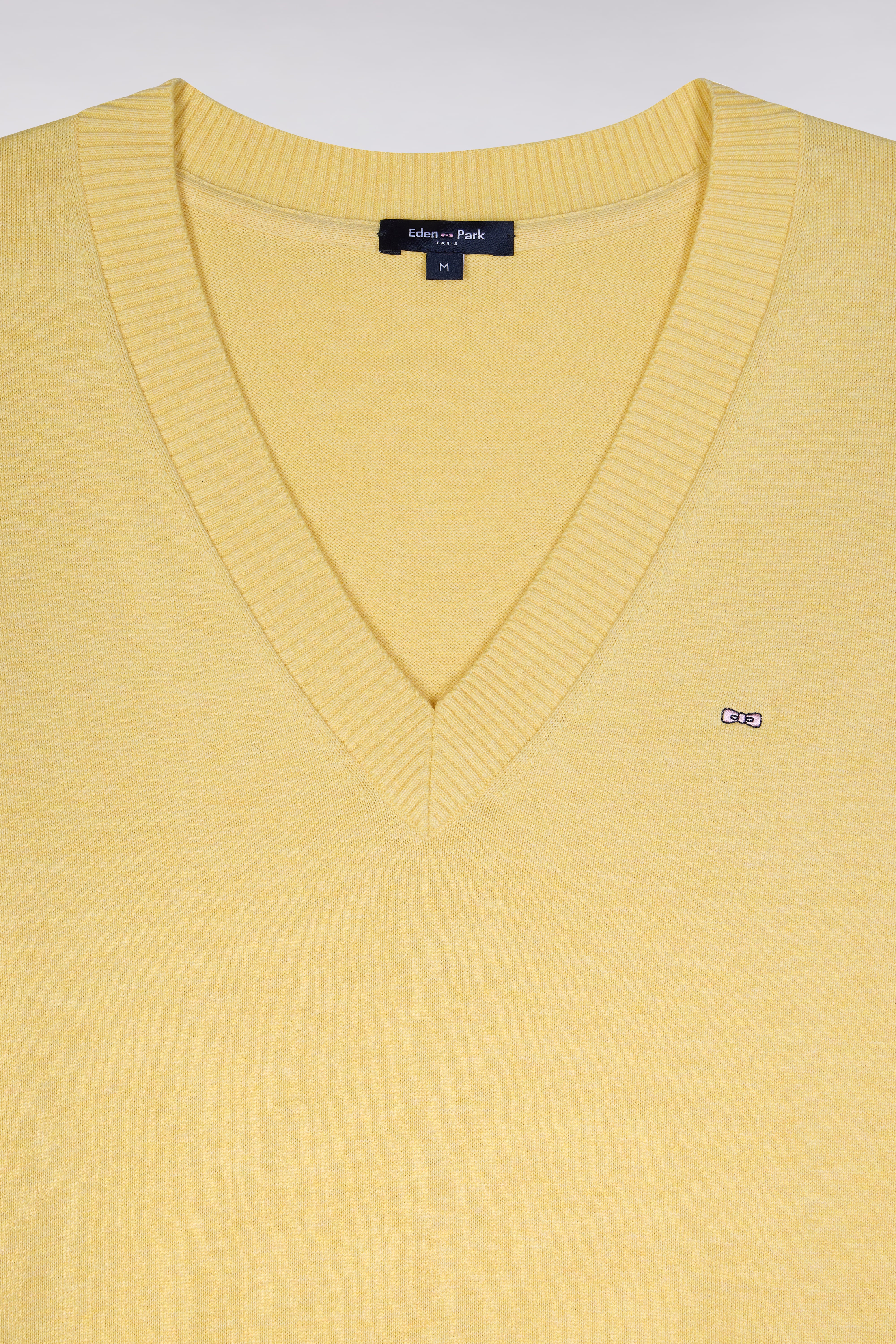 Pull col V en coton jaune coupe décontractée