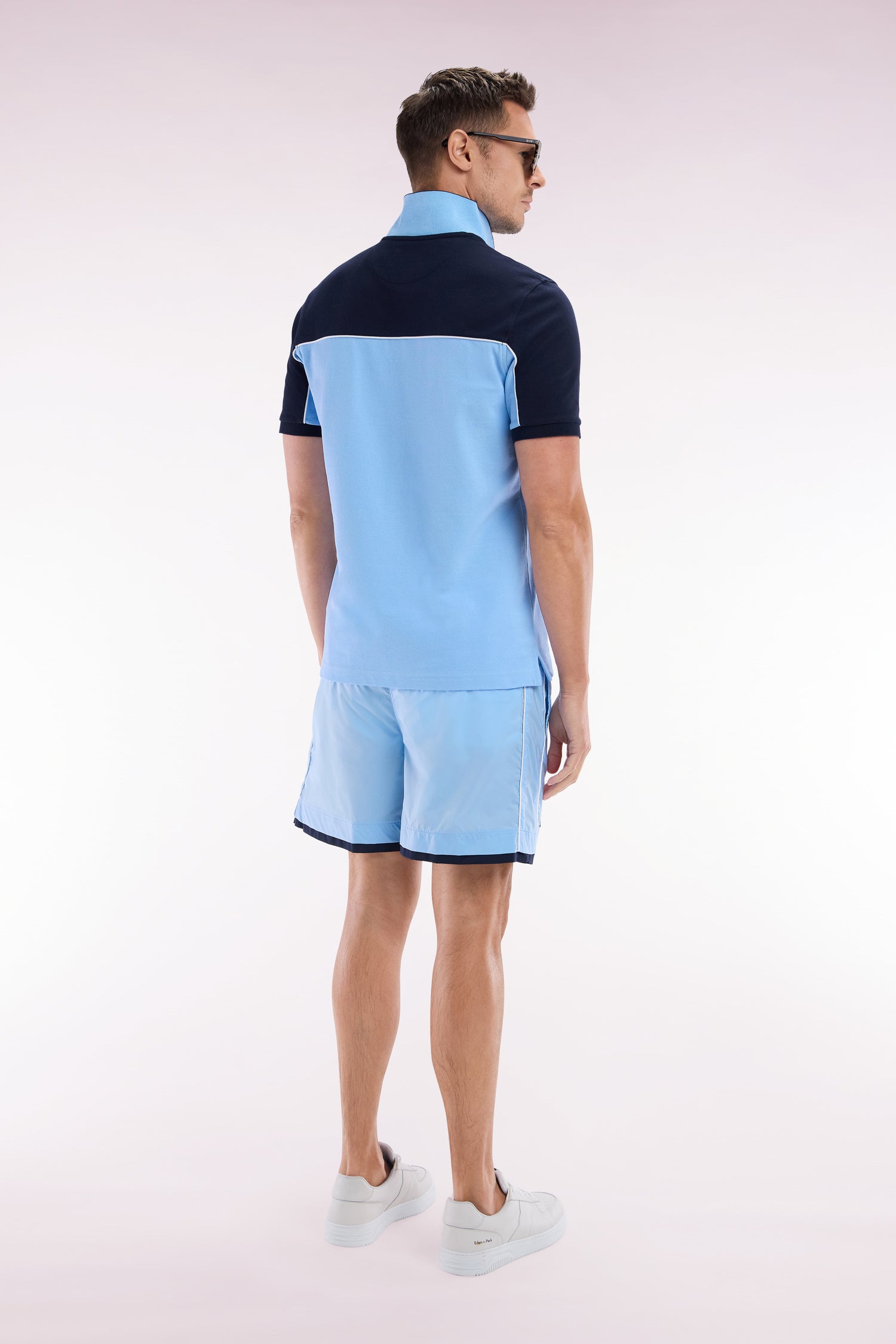 Maillot de bain ciel à passepoil blanc
