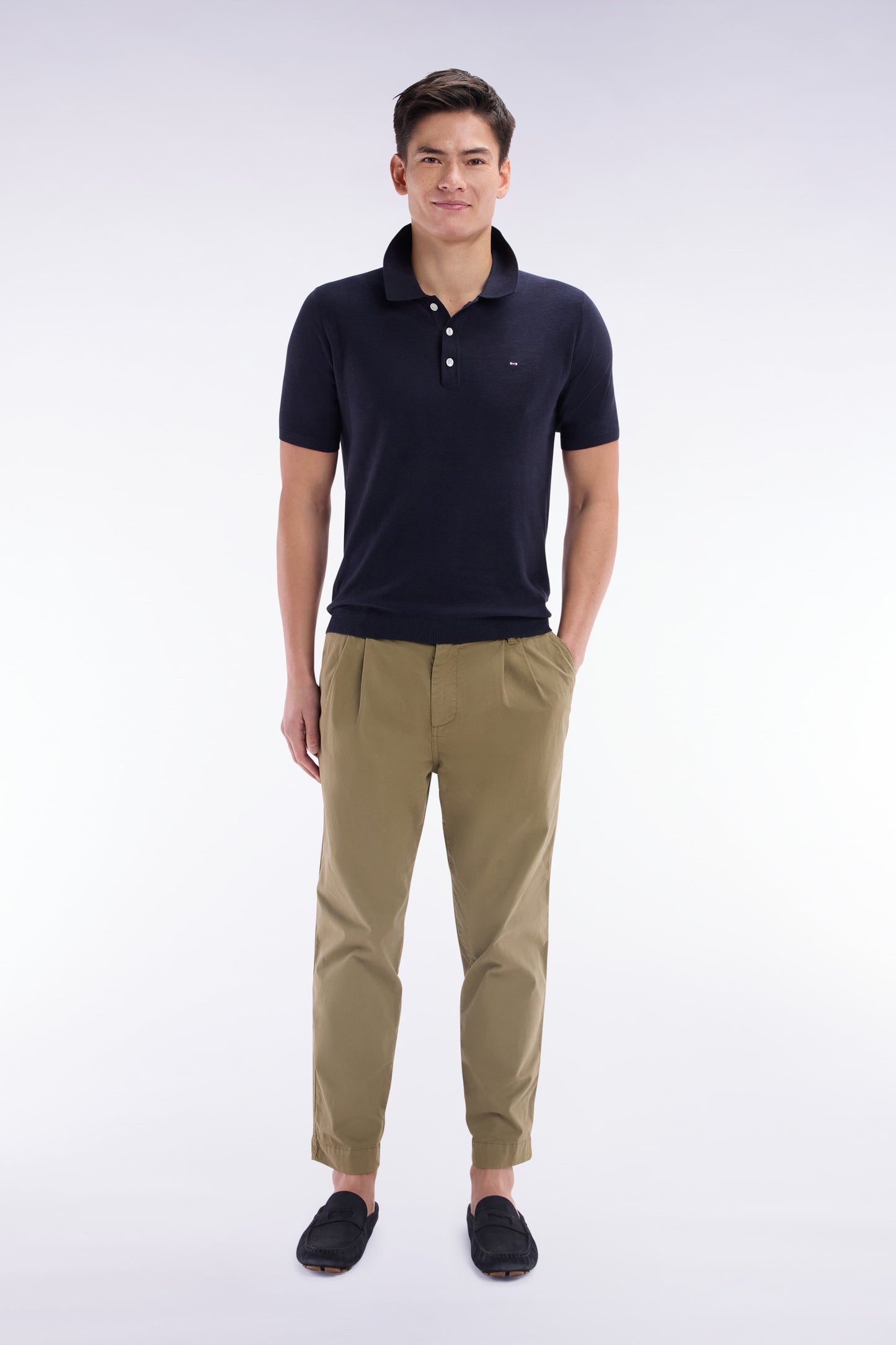 Pleated straight fit chinos in khaki stretch cotton