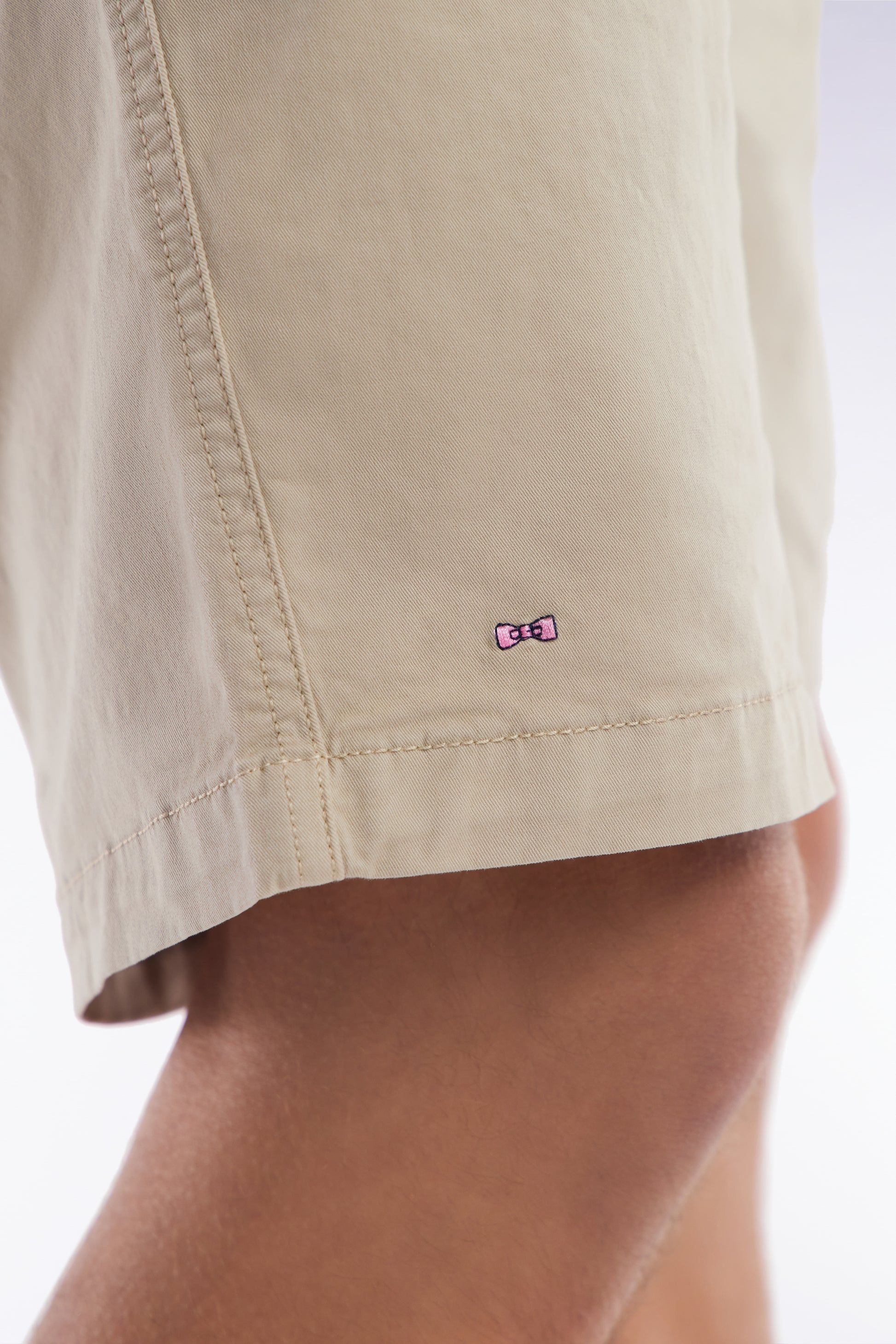 Short à taille élastique en coton stretch uni beige