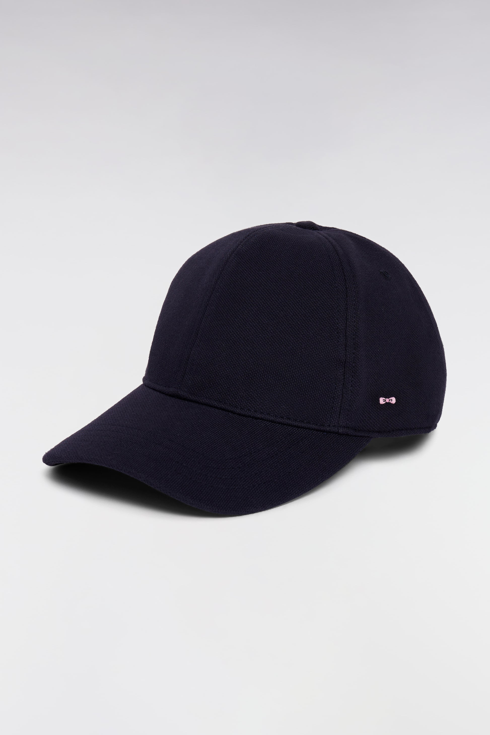 Casquette unie en piqué coton marine broderie nœud papillon