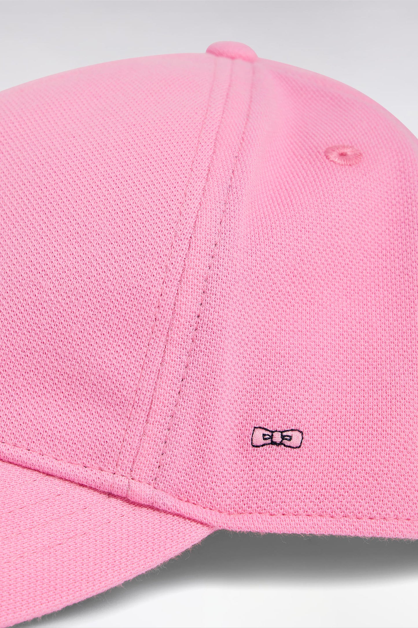 Pink cotton piqué cap with bow tie embroidery
