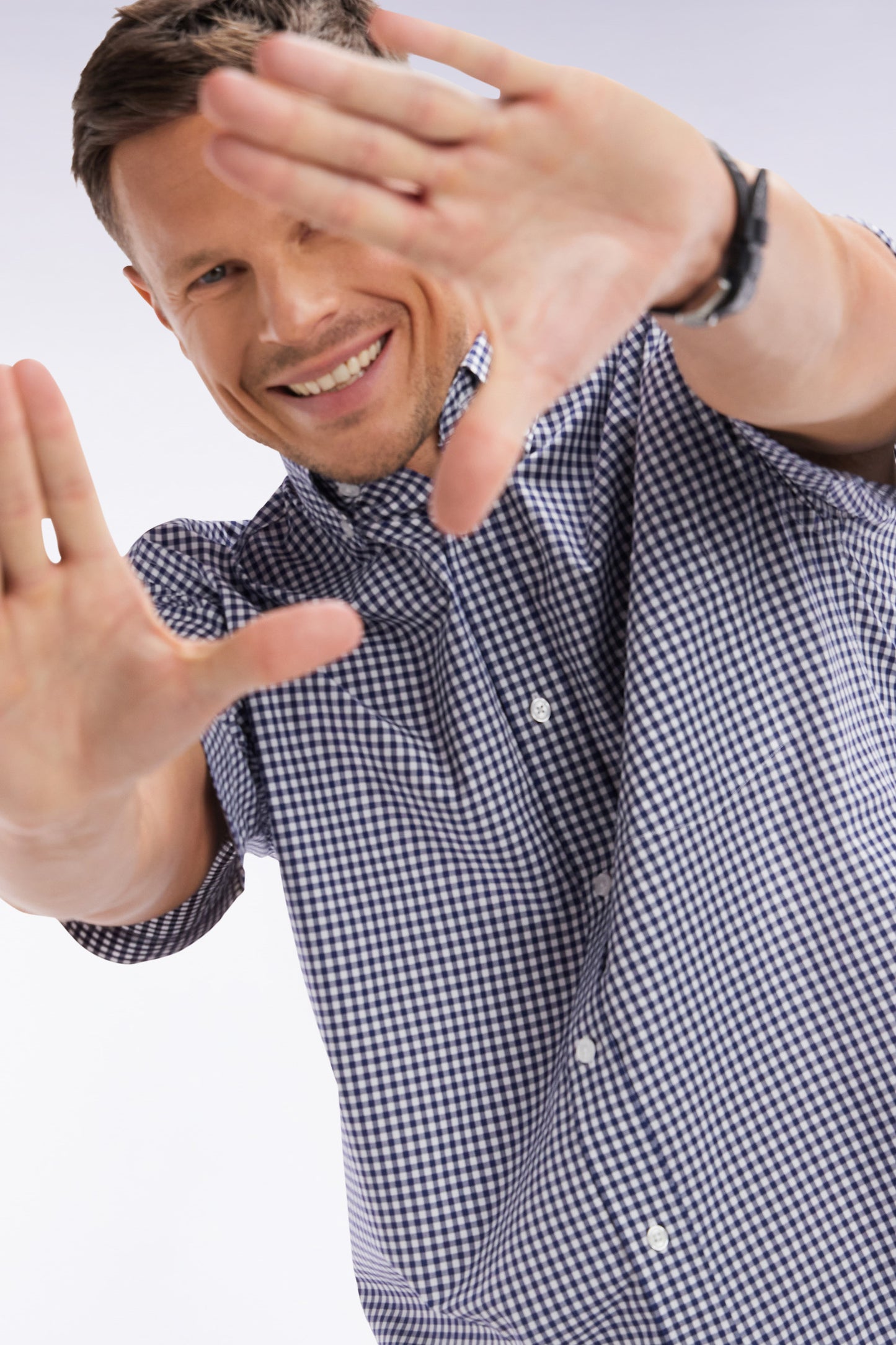 Straight short-sleeved shirt in dark blue gingham cotton