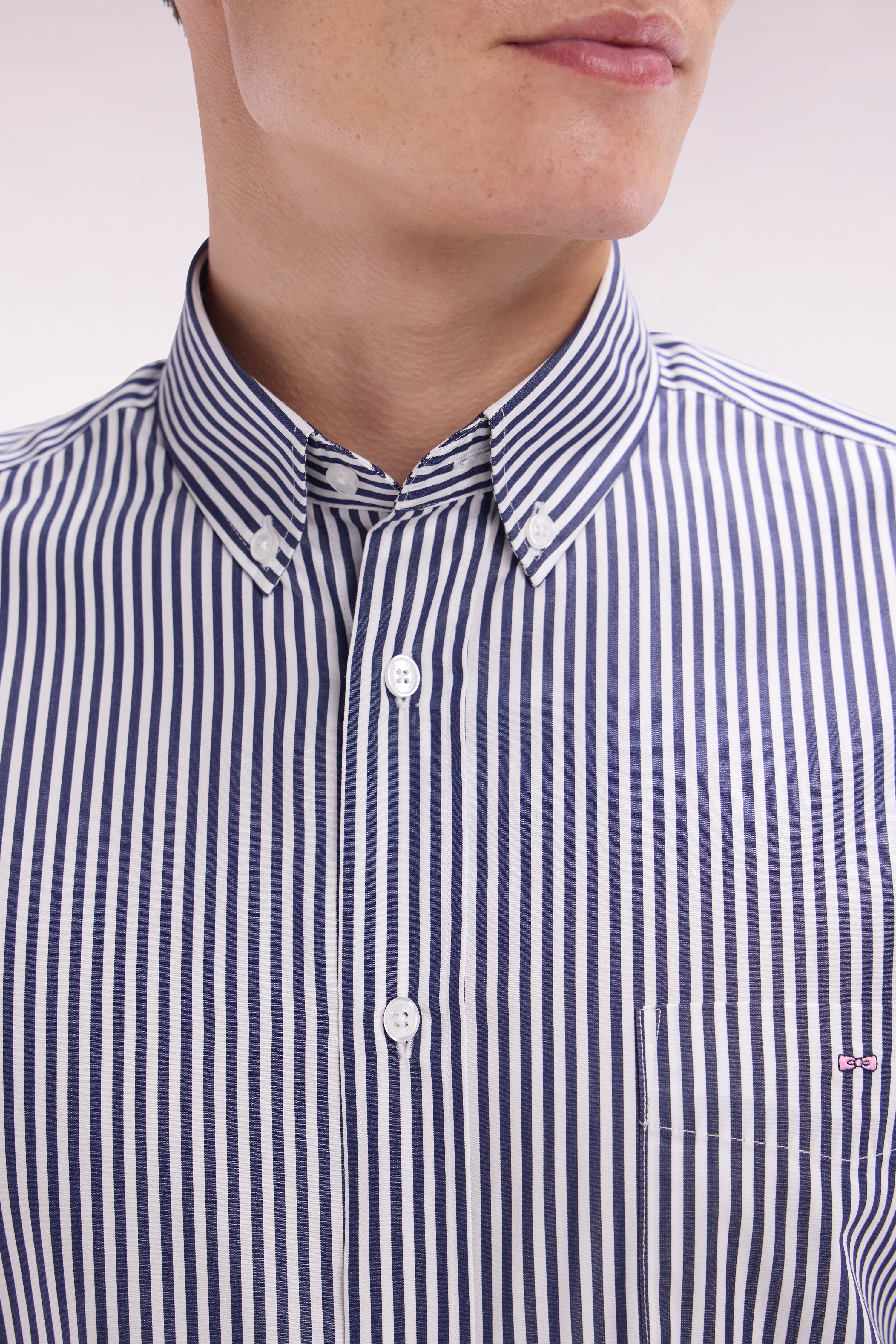 Chemise à manches courtes en coton rayé bleu foncé coupe droite