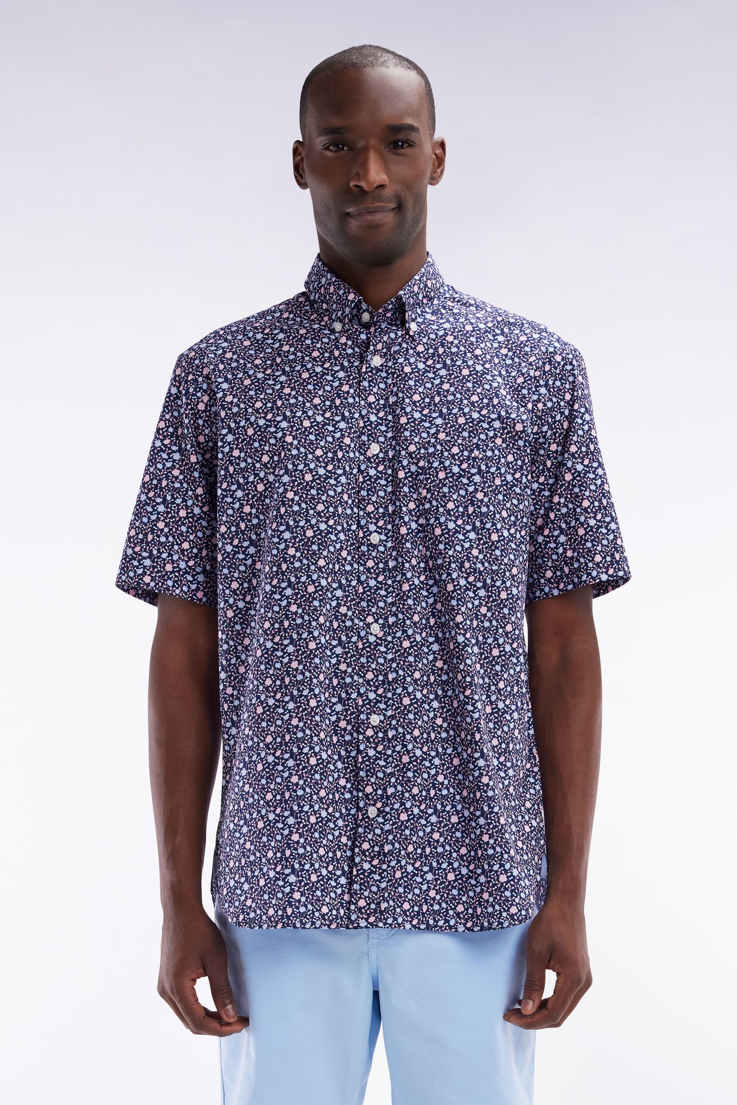 Chemise à manches courtes en popeline de coton marine imprimé floral rose coupe droite