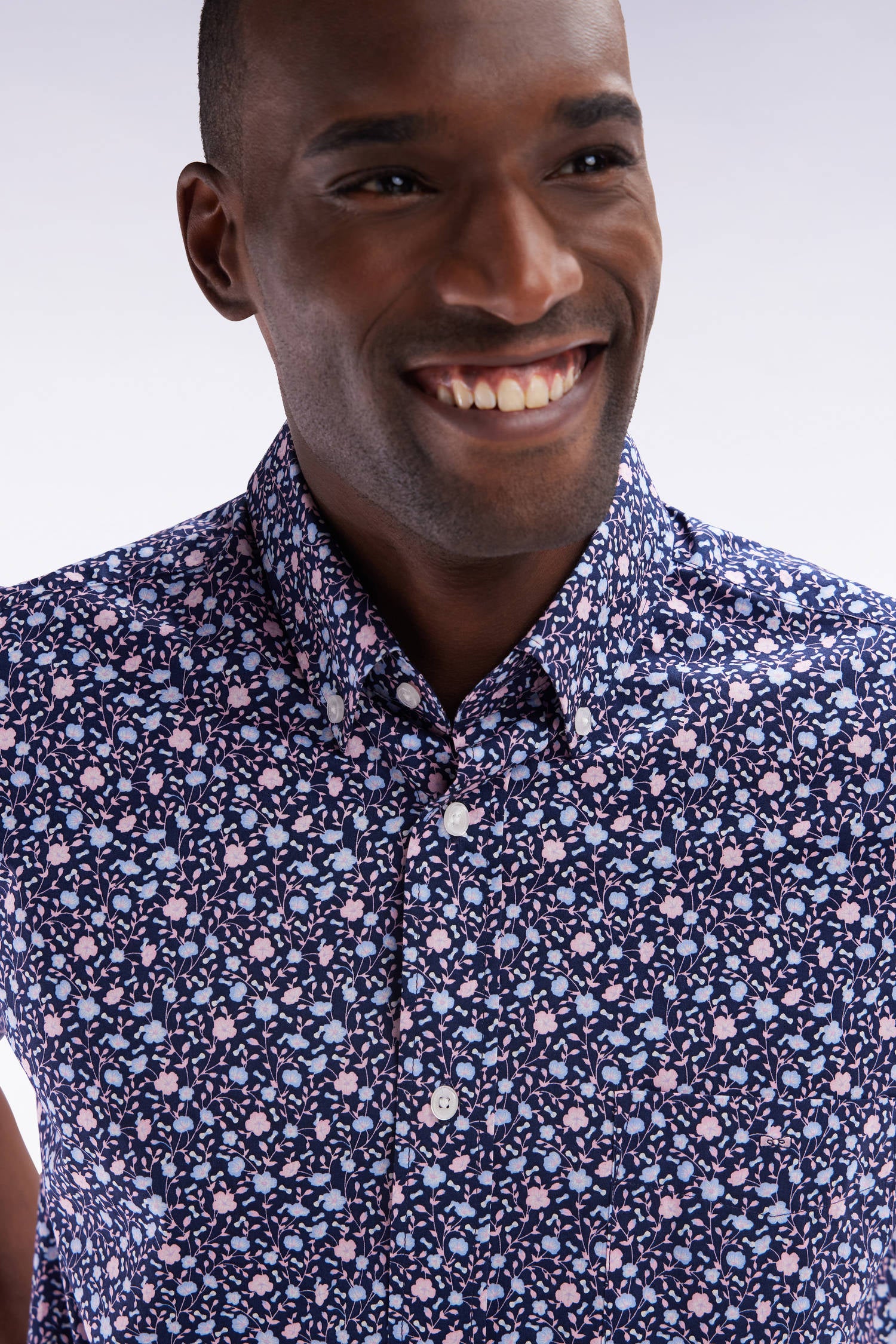 Chemise à manches courtes en popeline de coton marine imprimé floral rose coupe droite