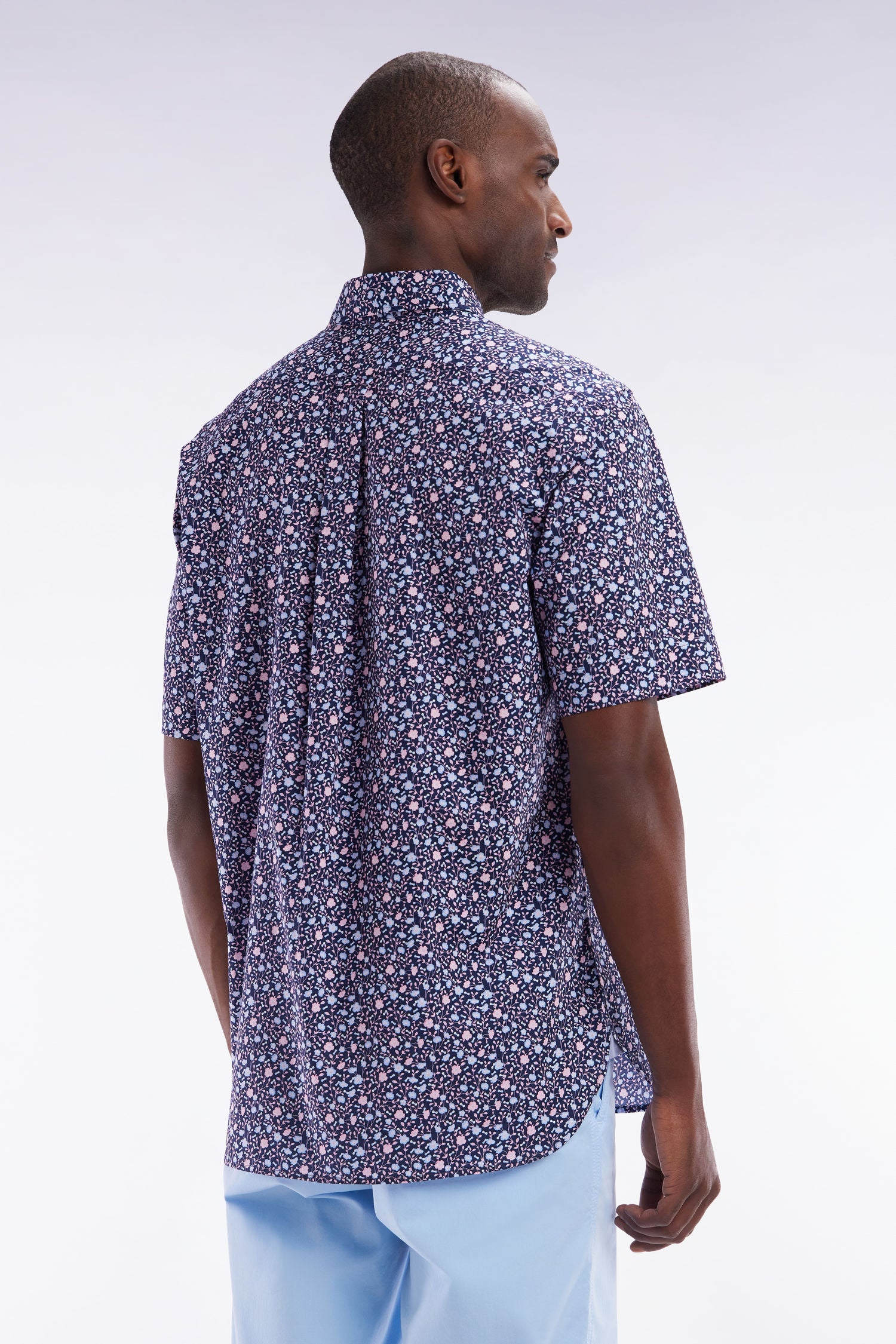 Chemise à manches courtes en popeline de coton marine imprimé floral rose coupe droite