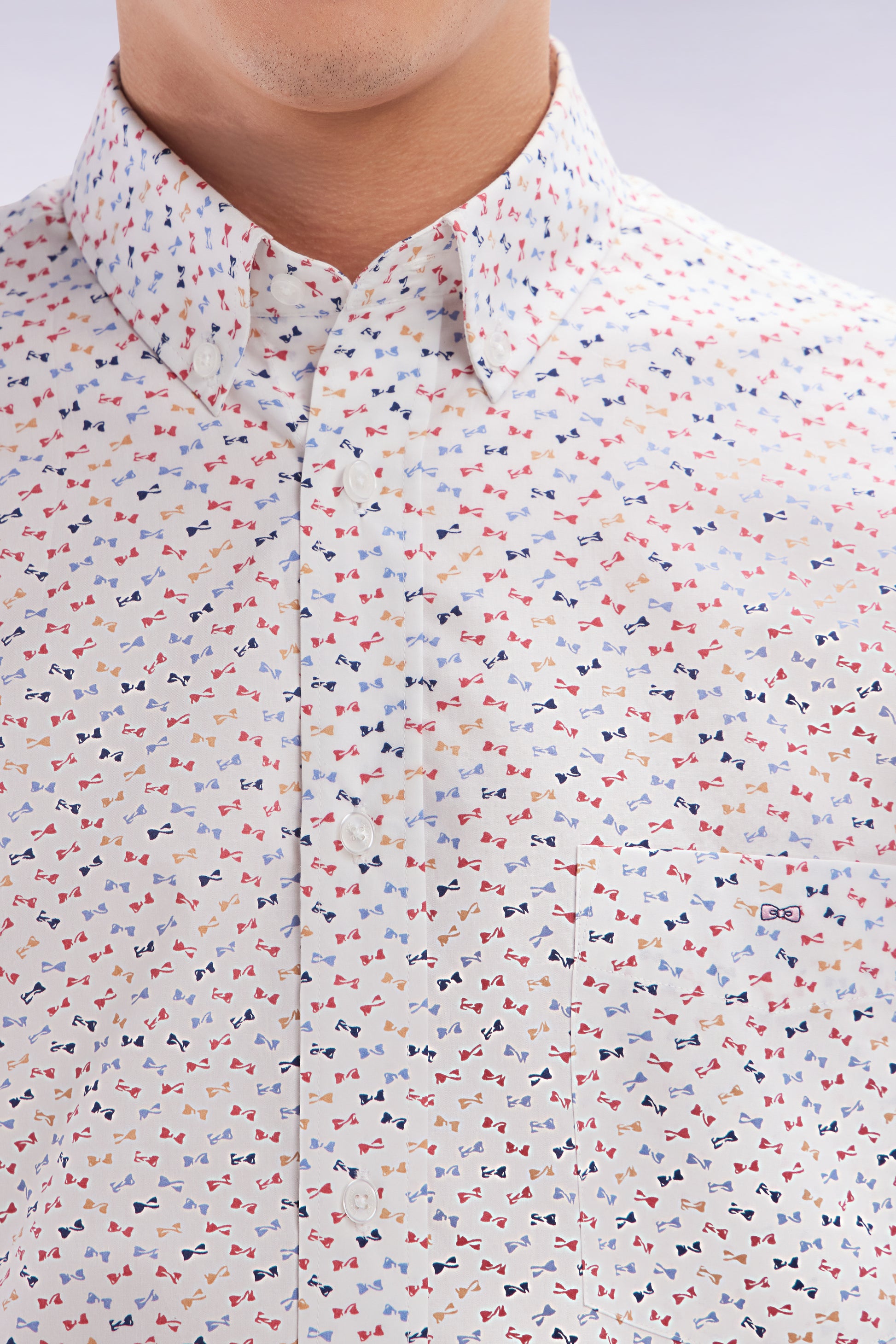 Chemise à manches courtes en popeline de coton écrue imprimé nœud papillon multicolore coupe droite