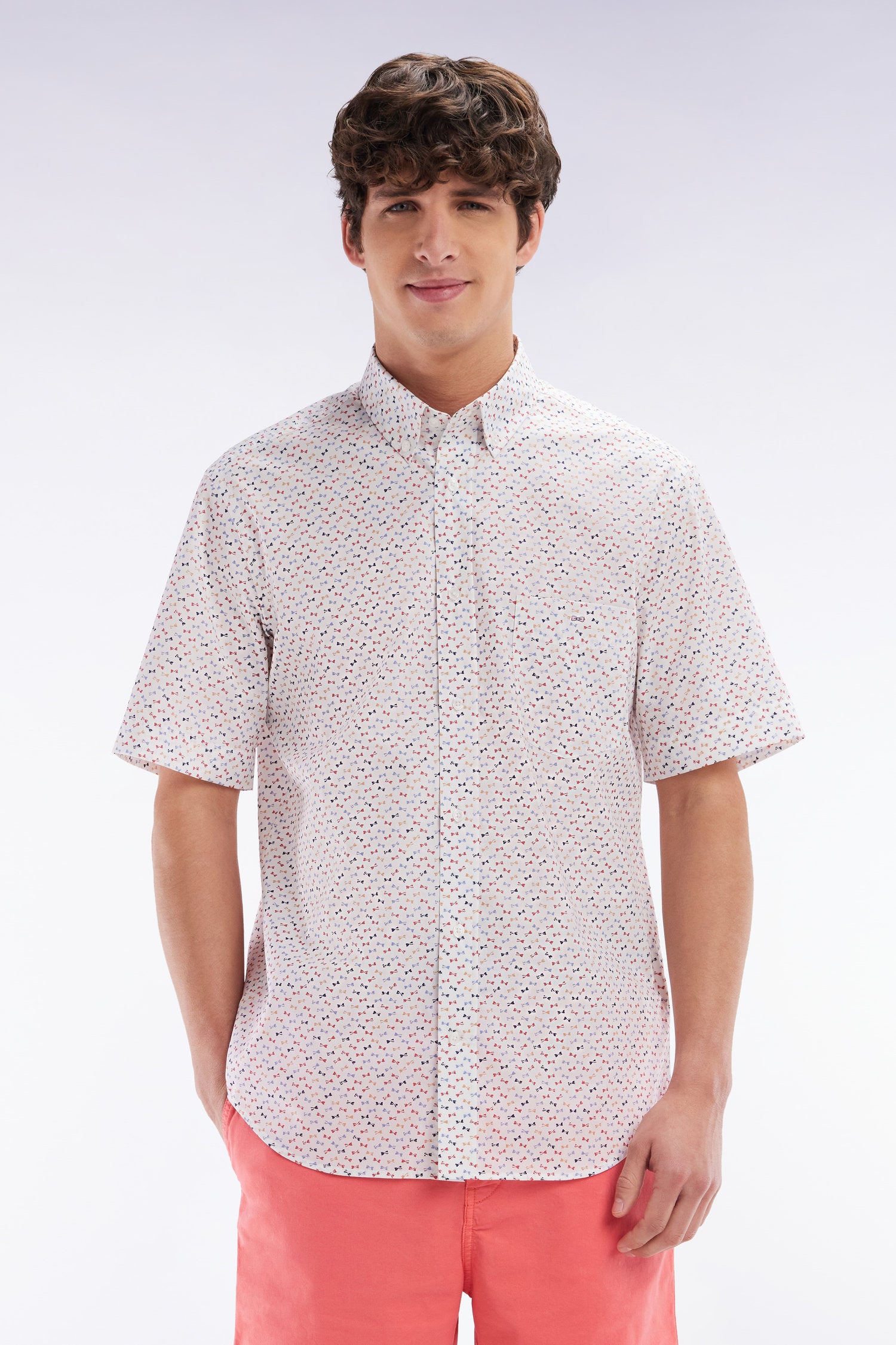 Chemise à manches courtes en popeline de coton écrue imprimé nœud papillon multicolore coupe droite