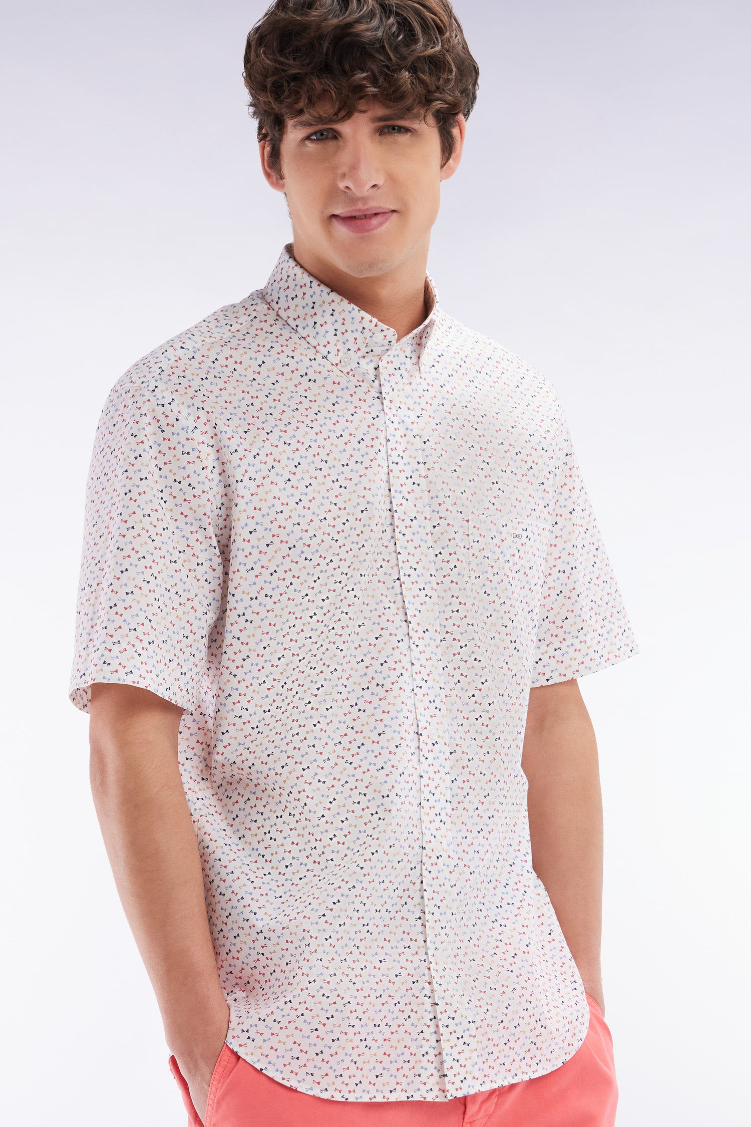 Chemise à manches courtes en popeline de coton écrue imprimé nœud papillon multicolore coupe droite