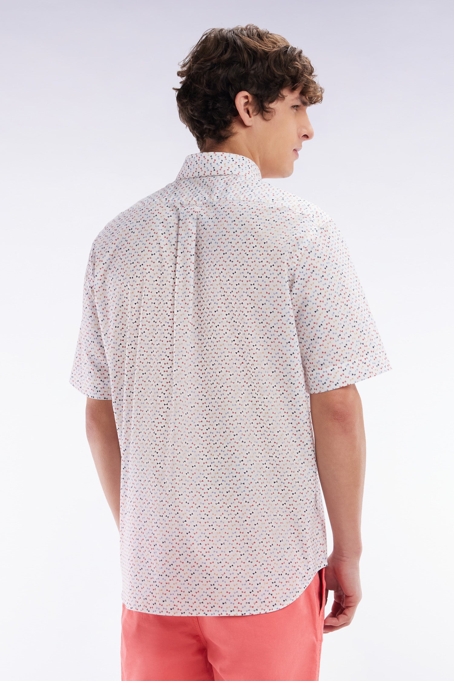 Chemise à manches courtes en popeline de coton écrue imprimé nœud papillon multicolore coupe droite