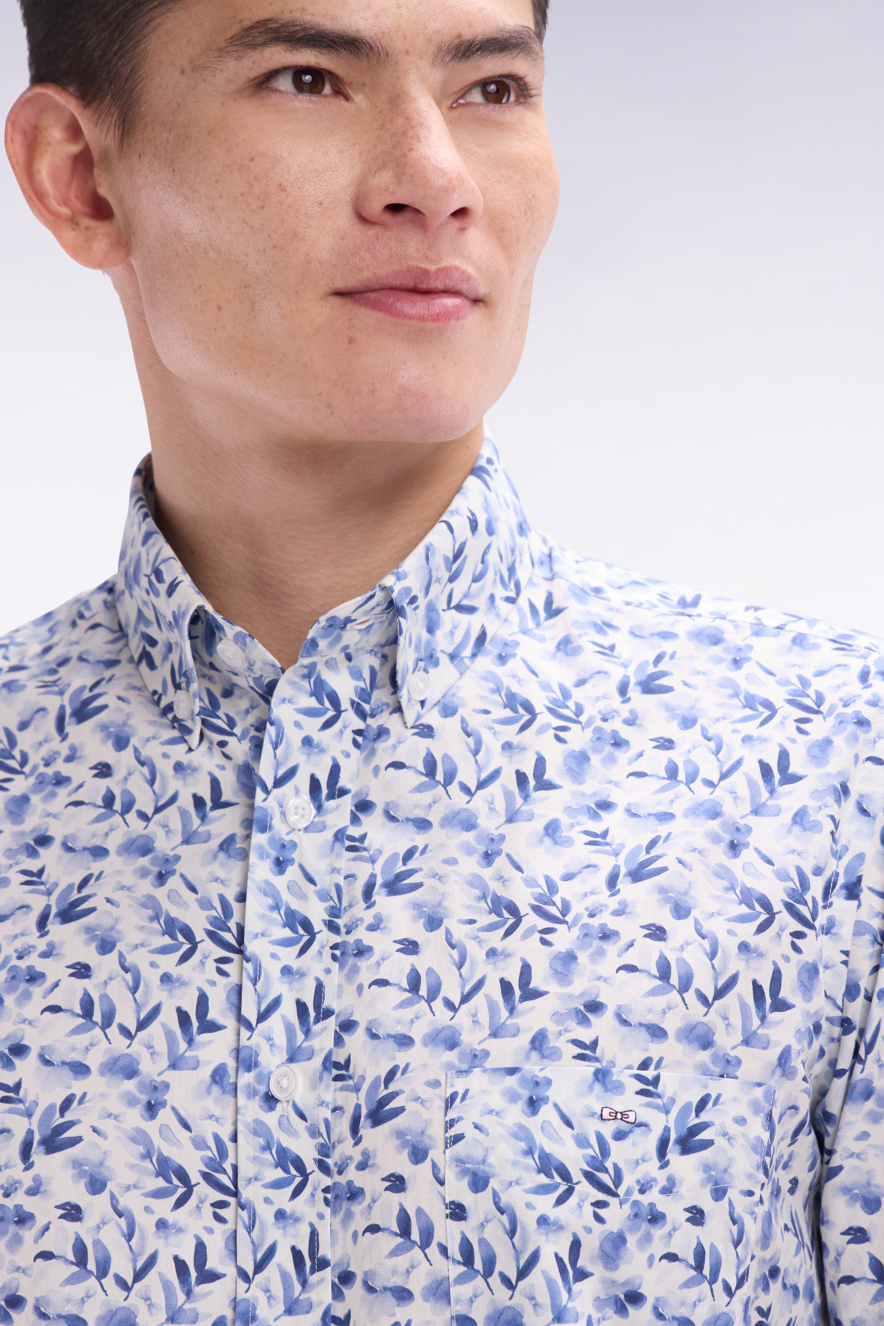 Chemise à manches courtes en popeline de coton bleue imprimé végétal coupe droite