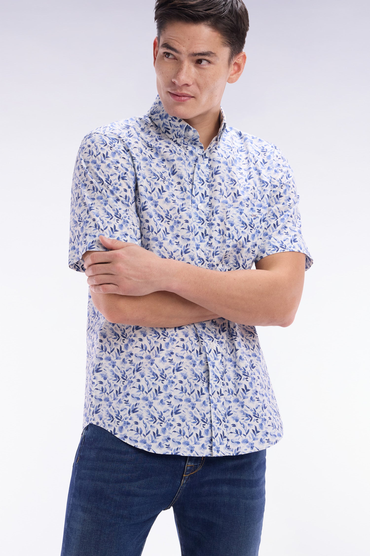 Chemise à manches courtes en popeline de coton bleue imprimé végétal coupe droite