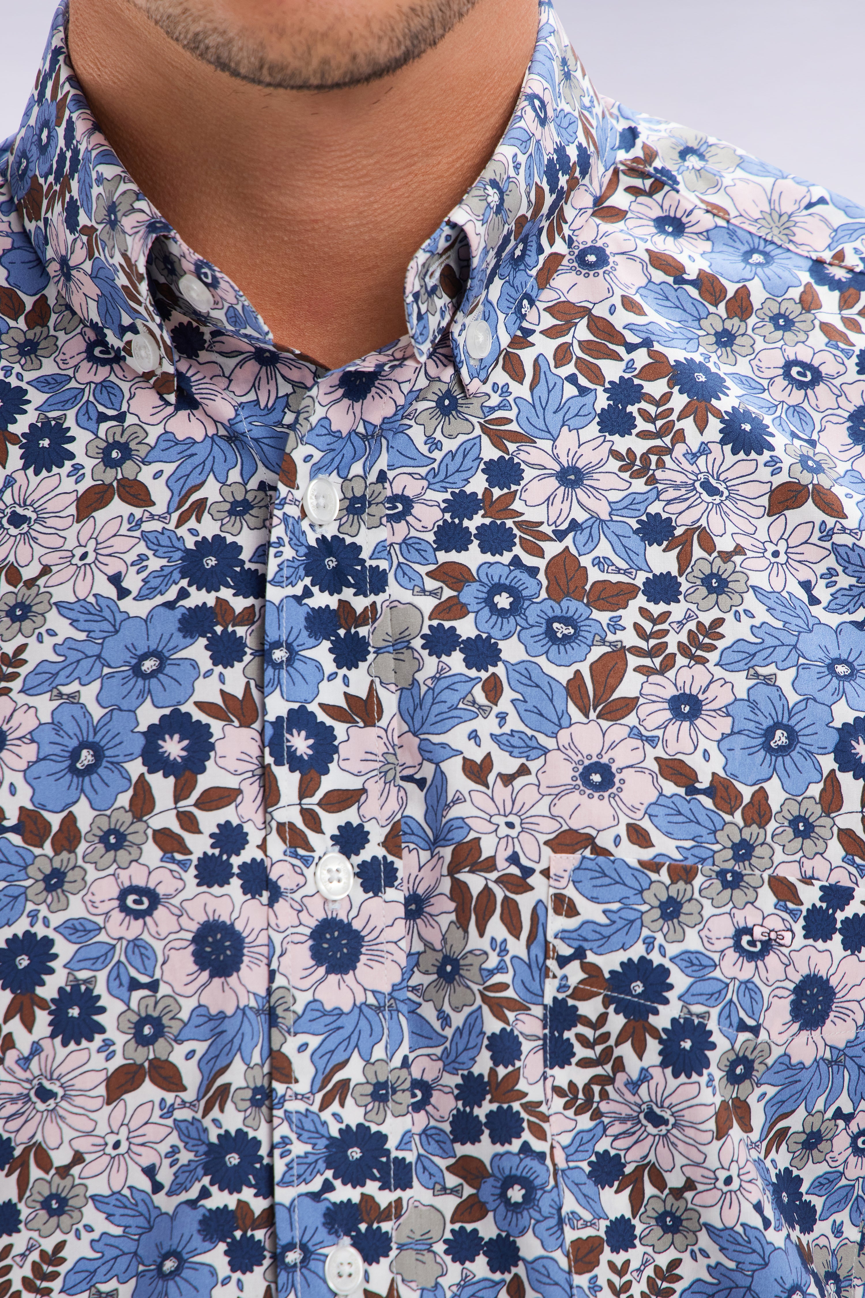 Chemise à manches courtes en popeline de coton bleue imprimé floral coupe droite